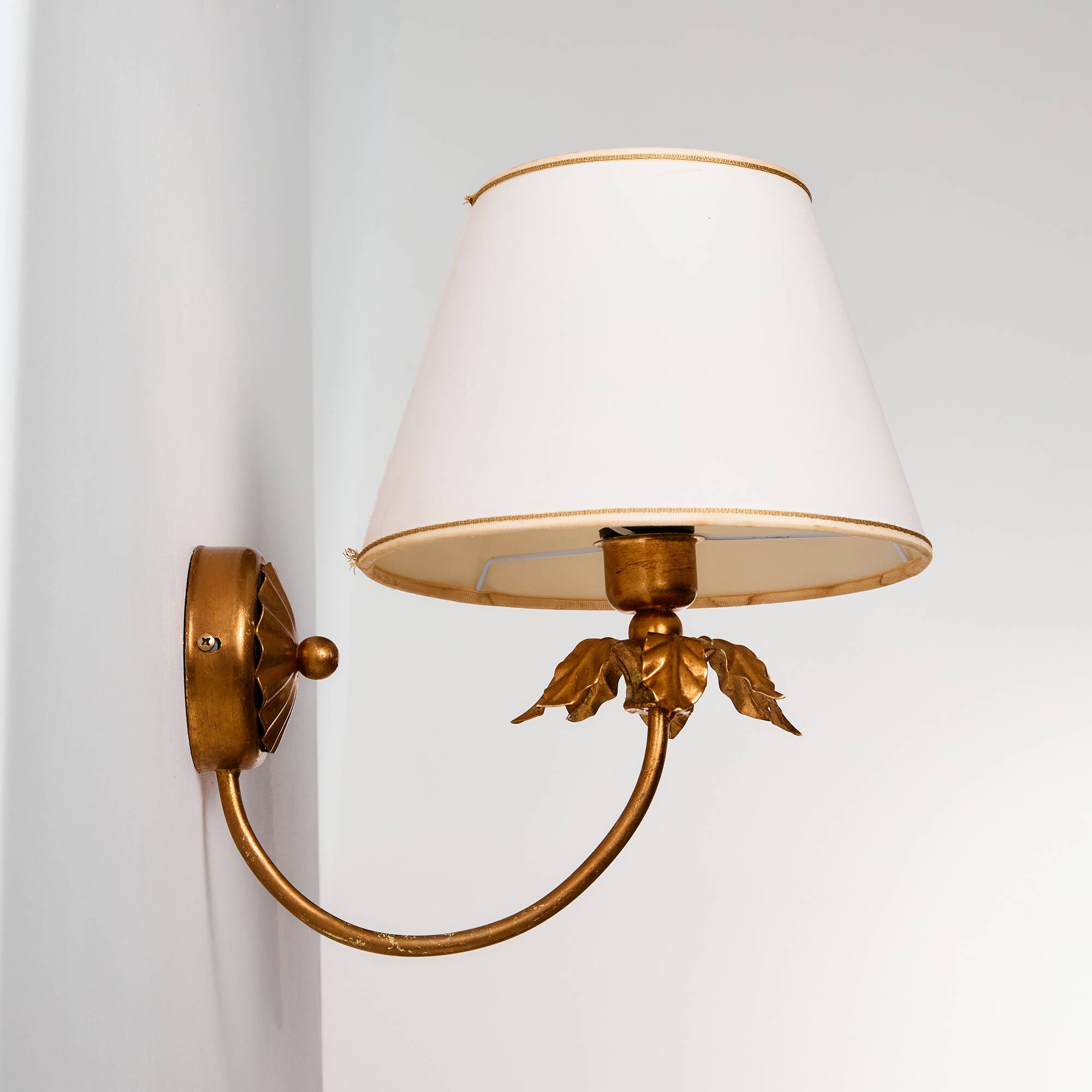 MK11262 Gold-painted wall lamp