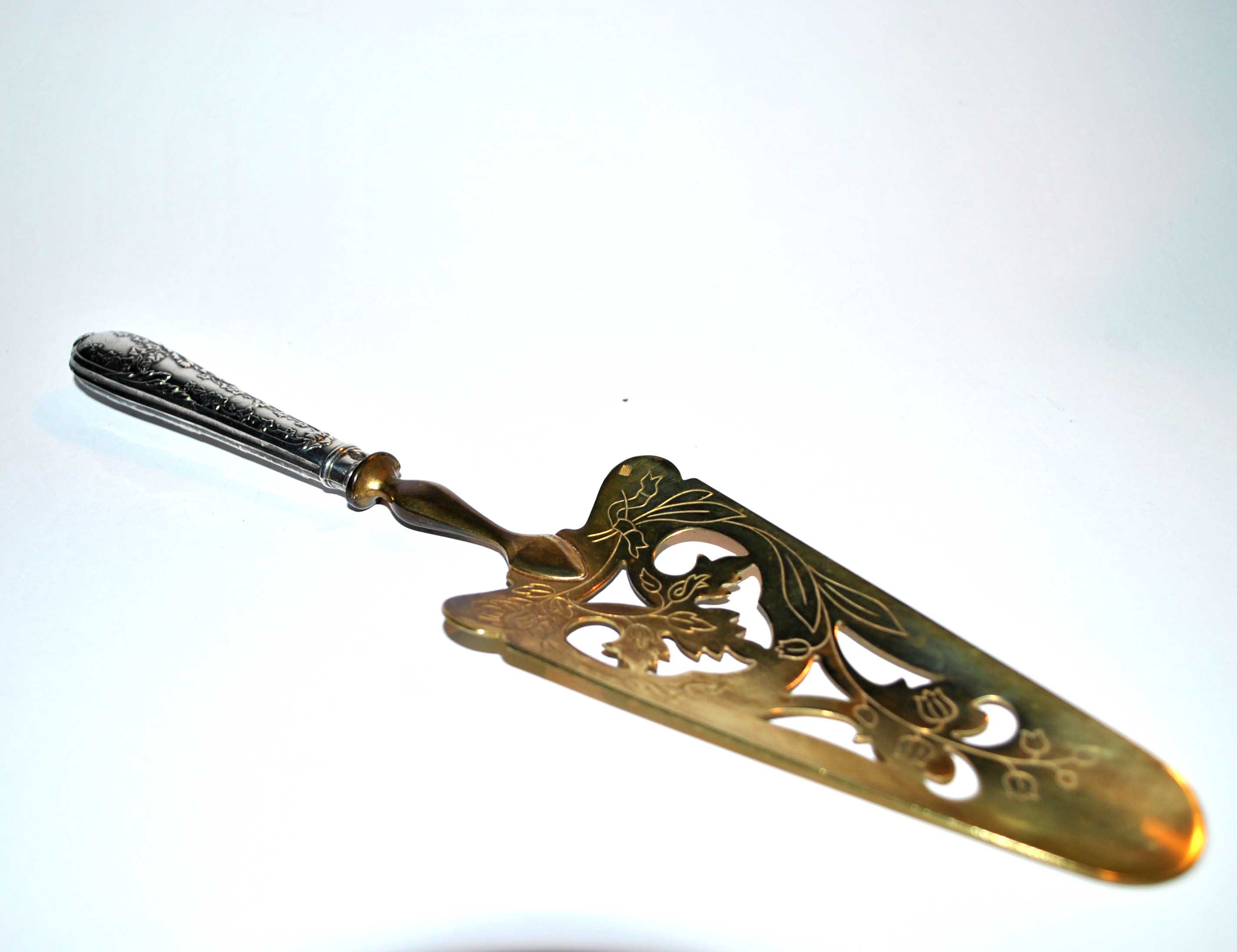 Antique pie shovel in filled silver and gilded metal engraved 1900