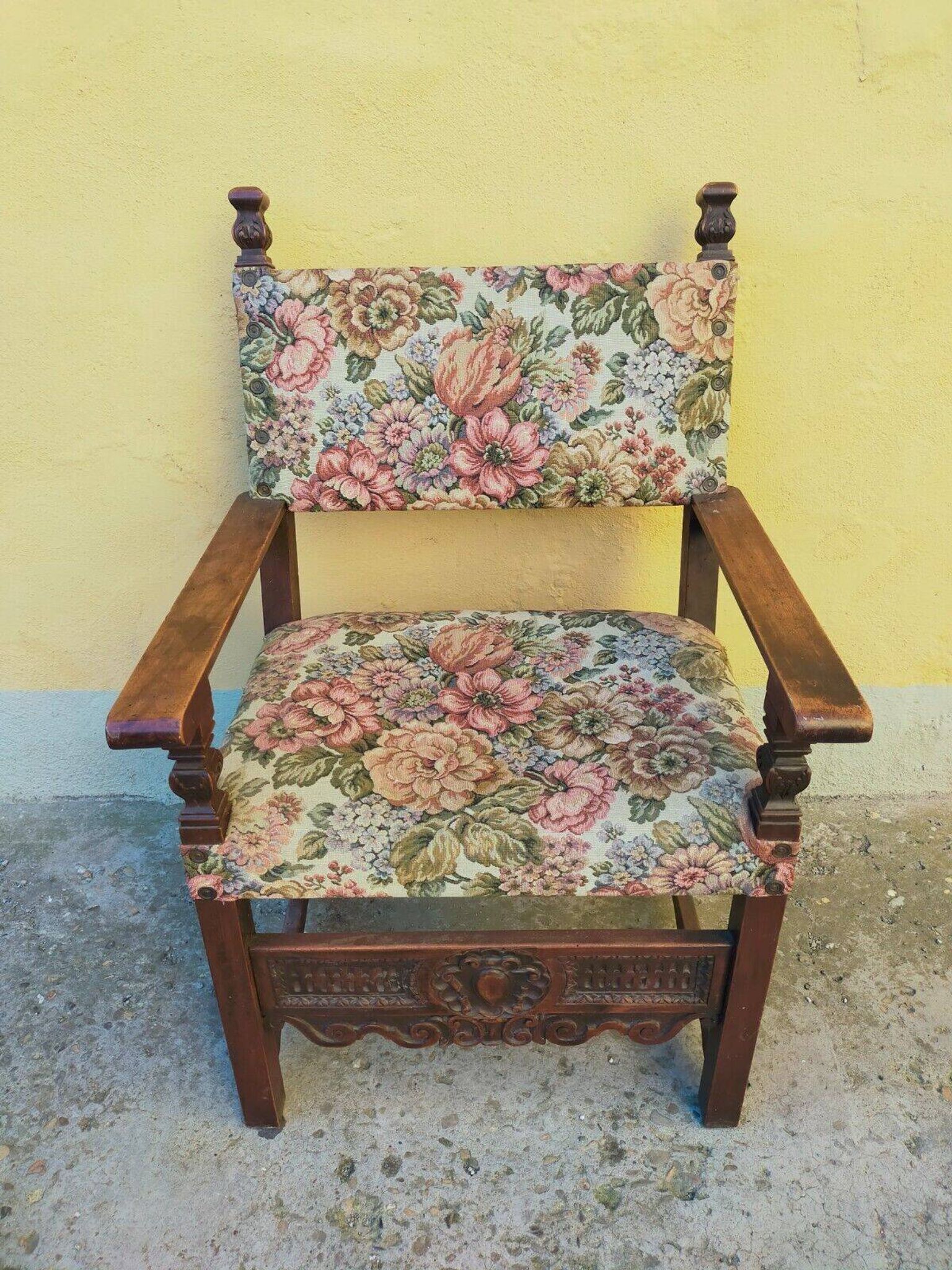 Antique poltrona trono in solid walnut with carving 19th century