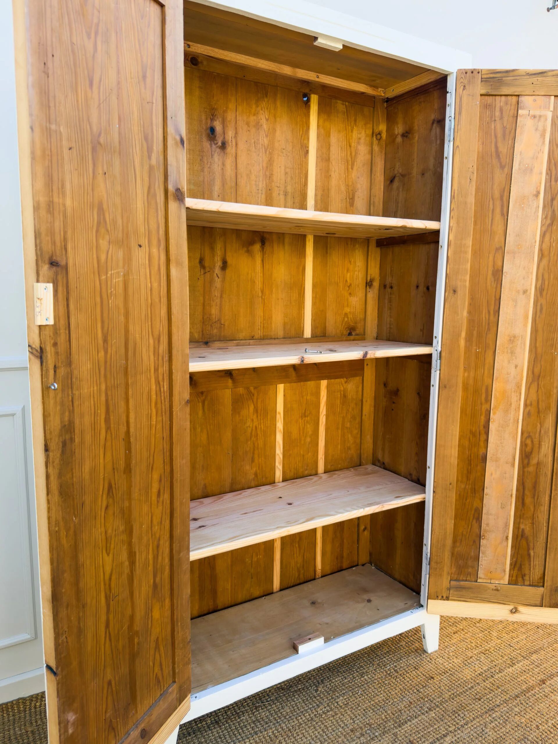 Armoire parisienne