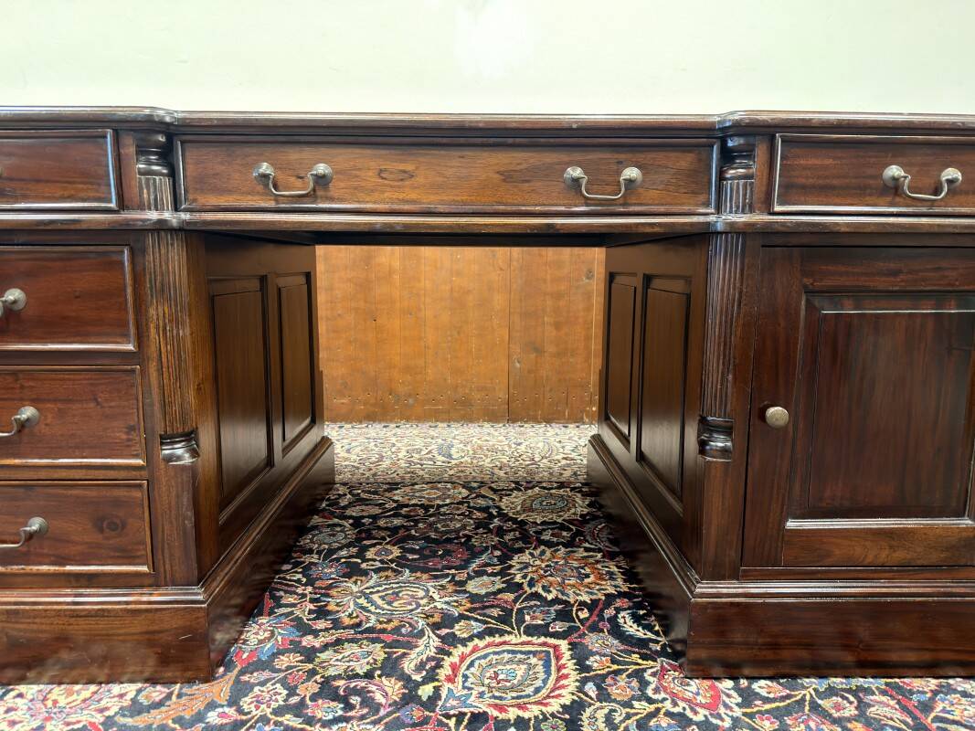 Classic Chesterfield English Desk Partnerdesk