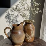 Vase en grès à motifs végétaux stylisés