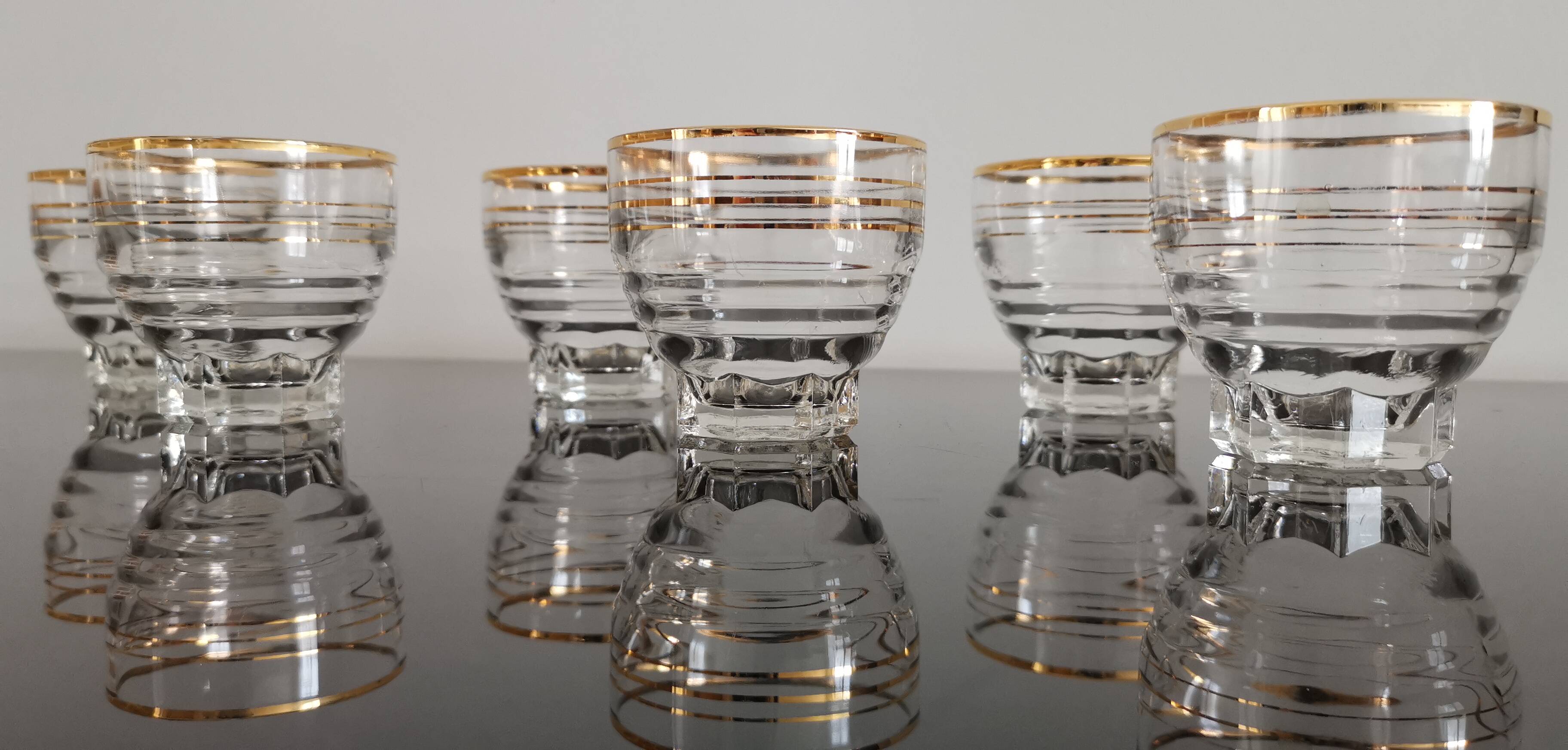 6 transparent glass cups with gold edging