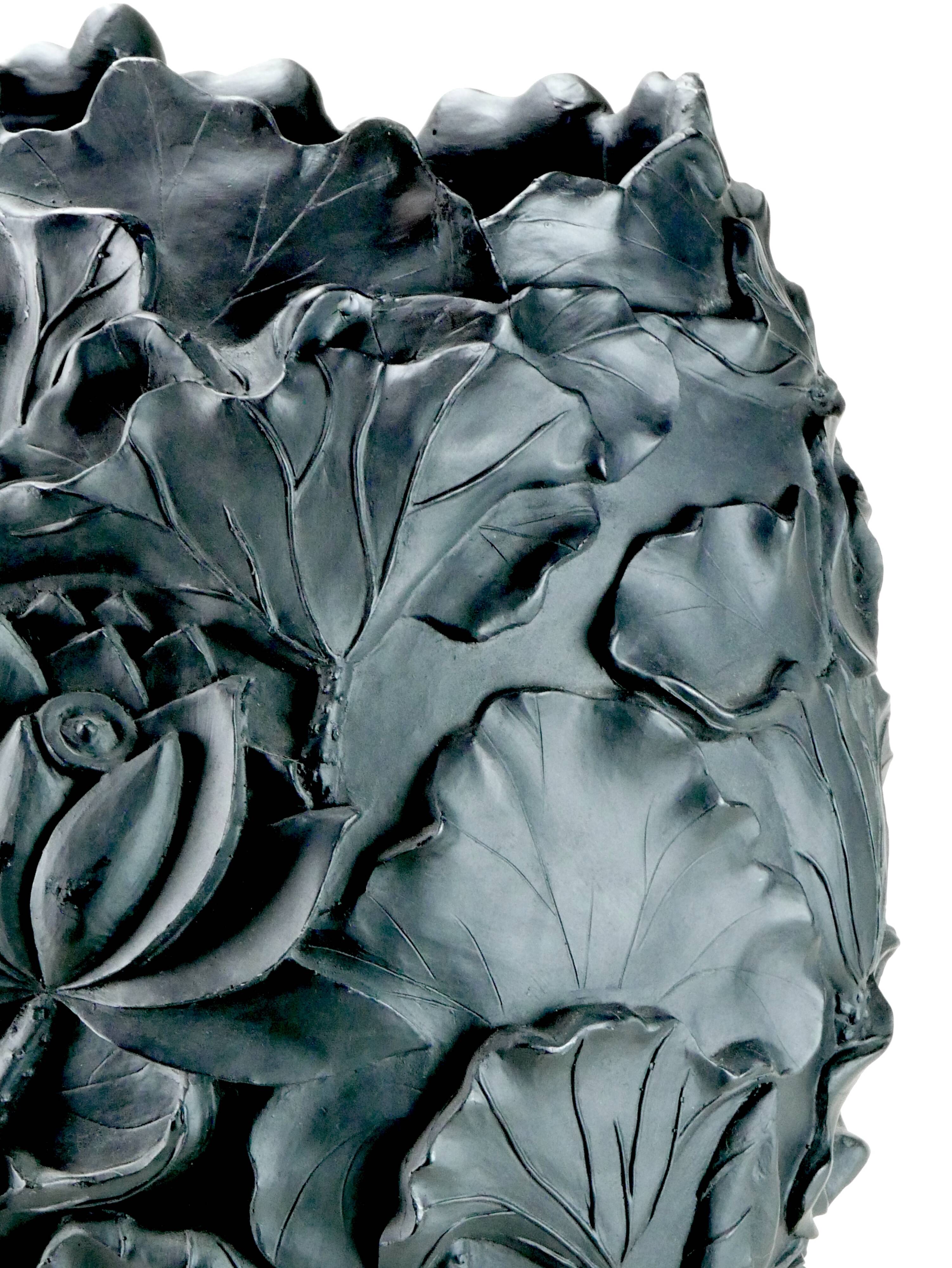 Black resin vase Lotus publisher VGnewtrend