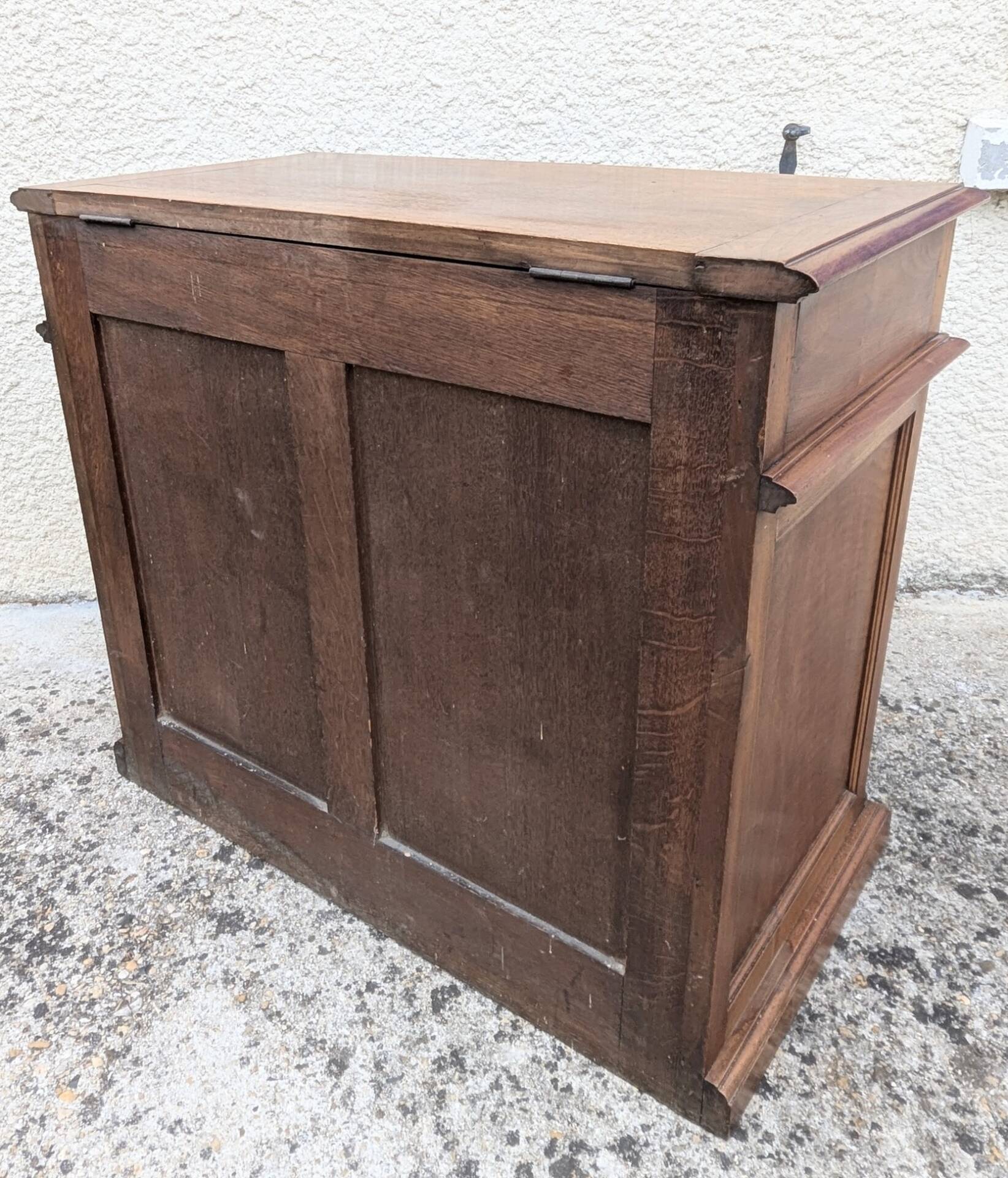 Coffre de rangement en noyer massif style Renaissance