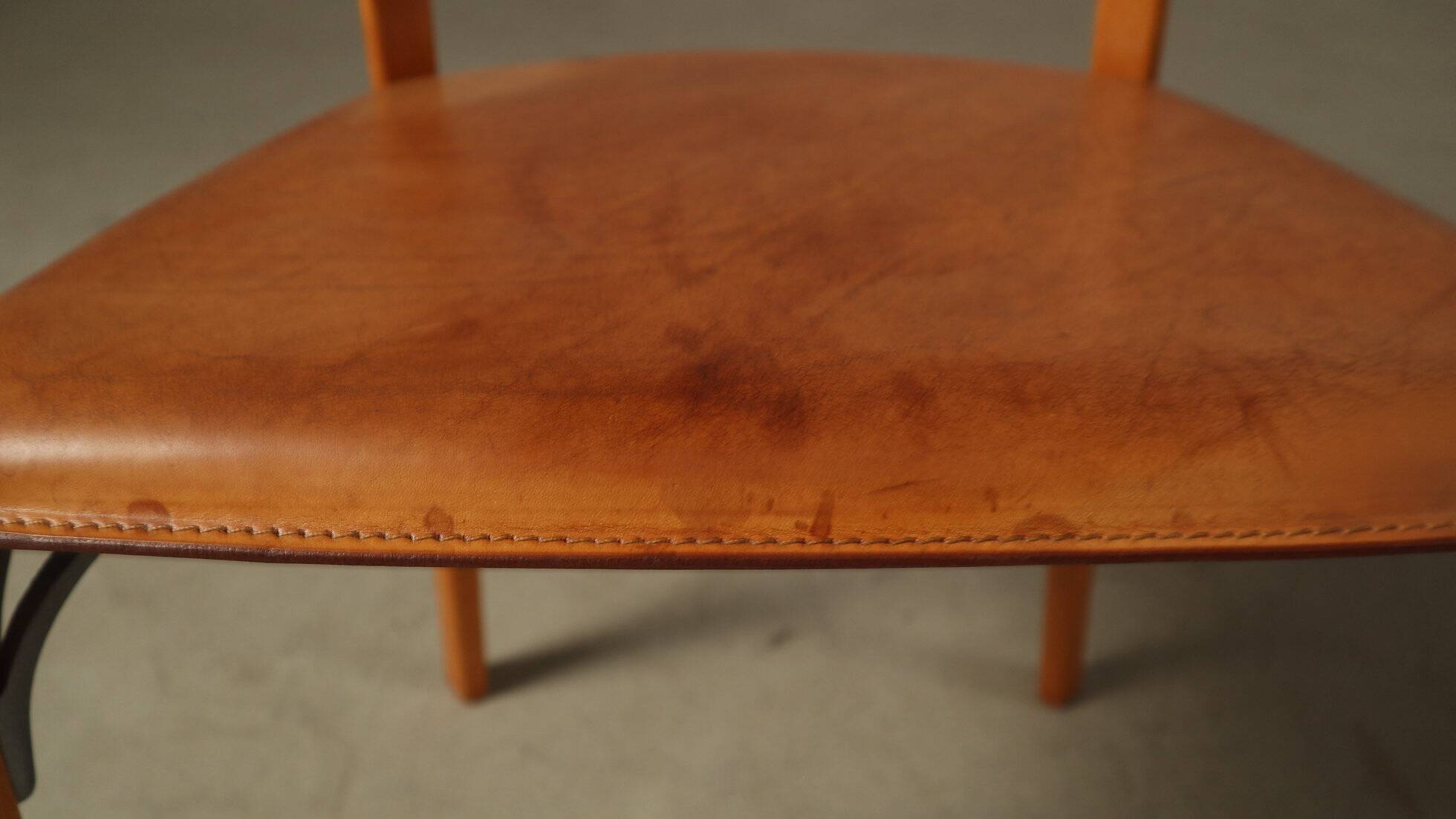 Ensemble de cinq chaises de salle à manger italiennes en cuir cognac, années 1990.