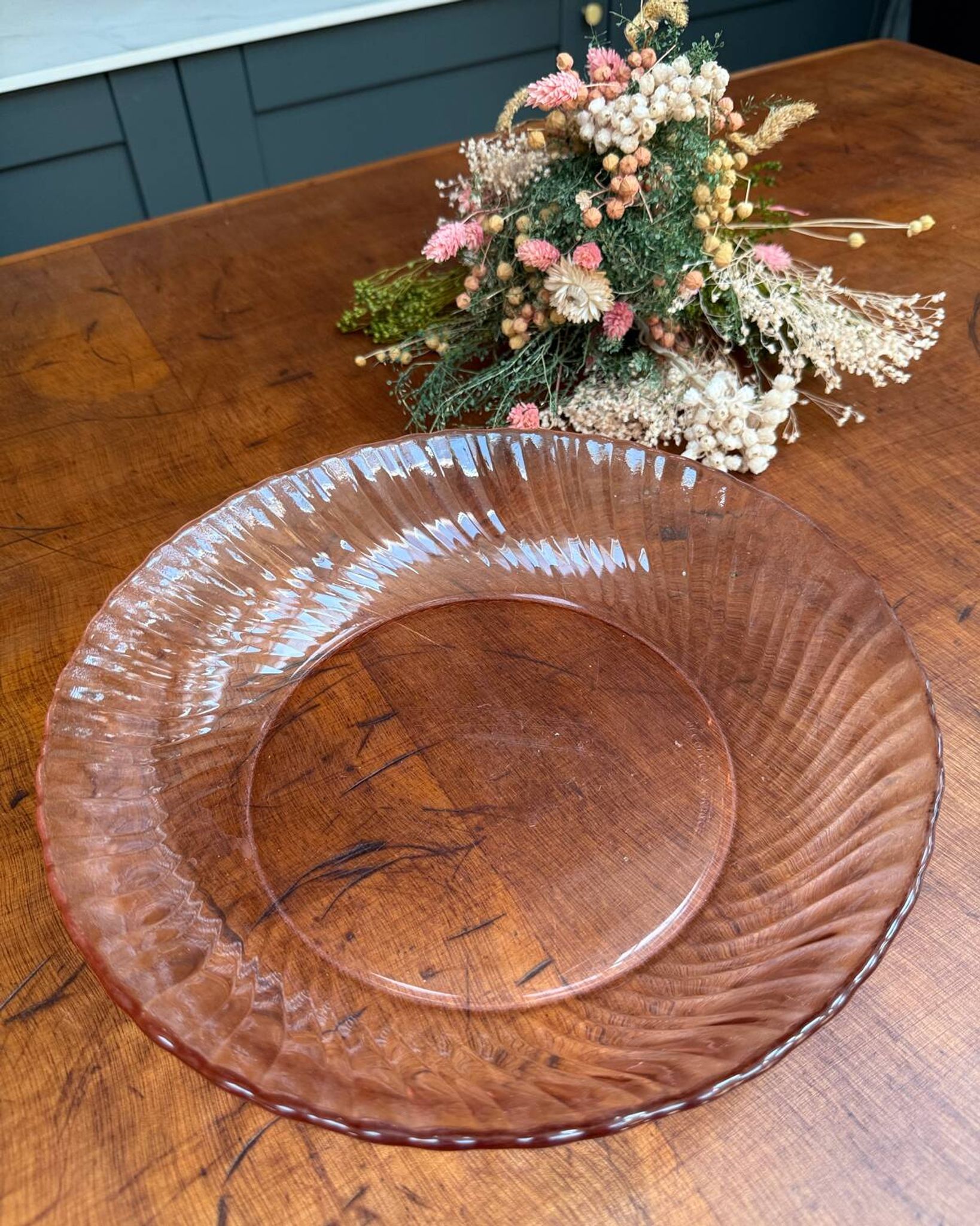 Plat rond creux Rosaline en verre rose