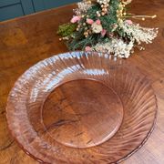 Plat rond creux Rosaline en verre rose