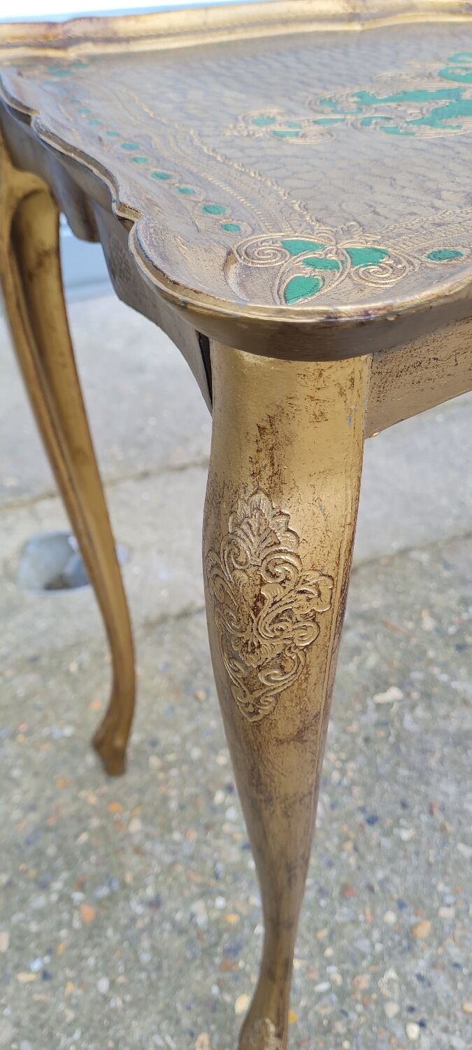 Venetian nesting table