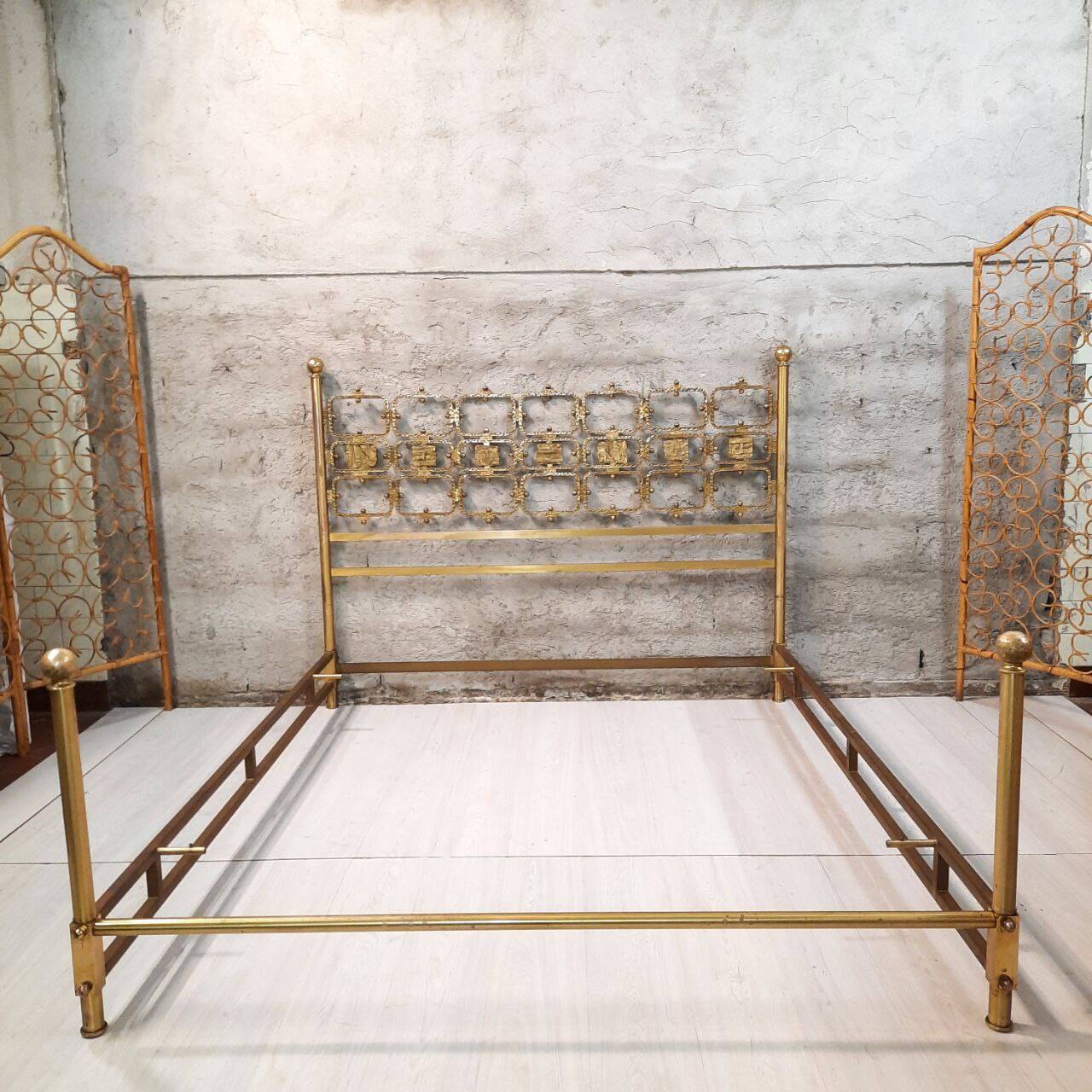 60s/70s bed design Luciano Frigerio in gilded brass