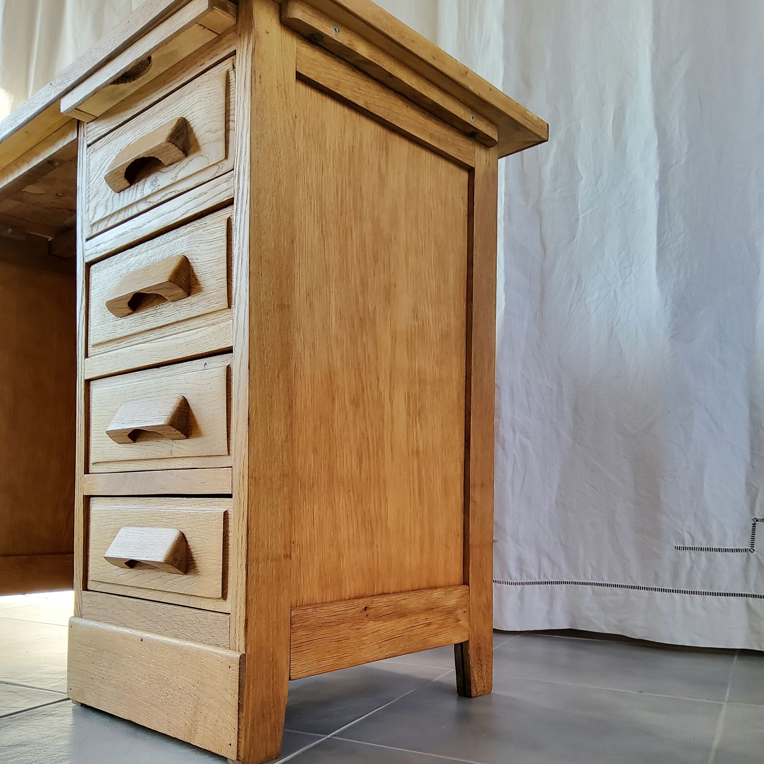 Expandable child desk