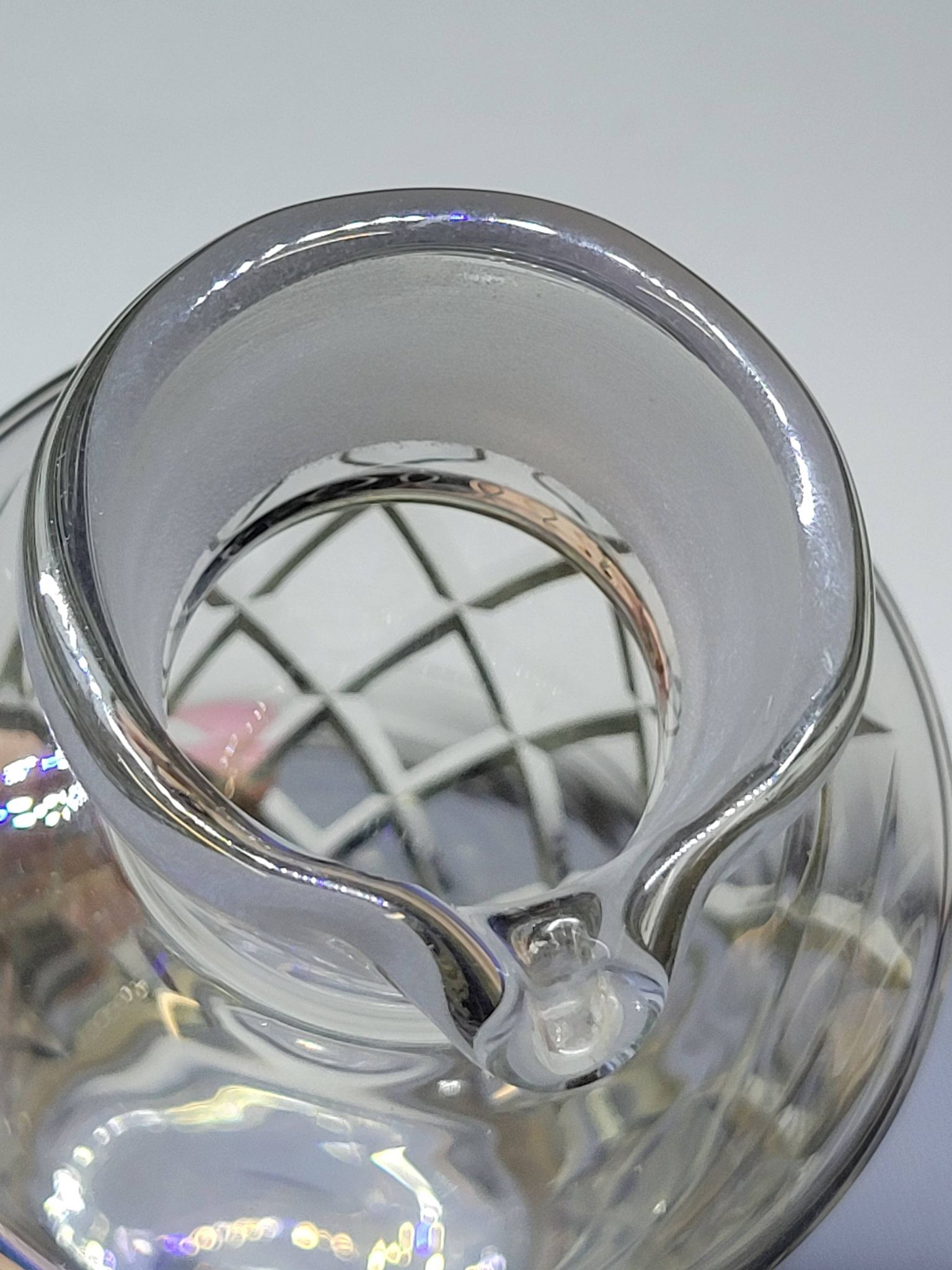 Carafe vintage en verre taillé