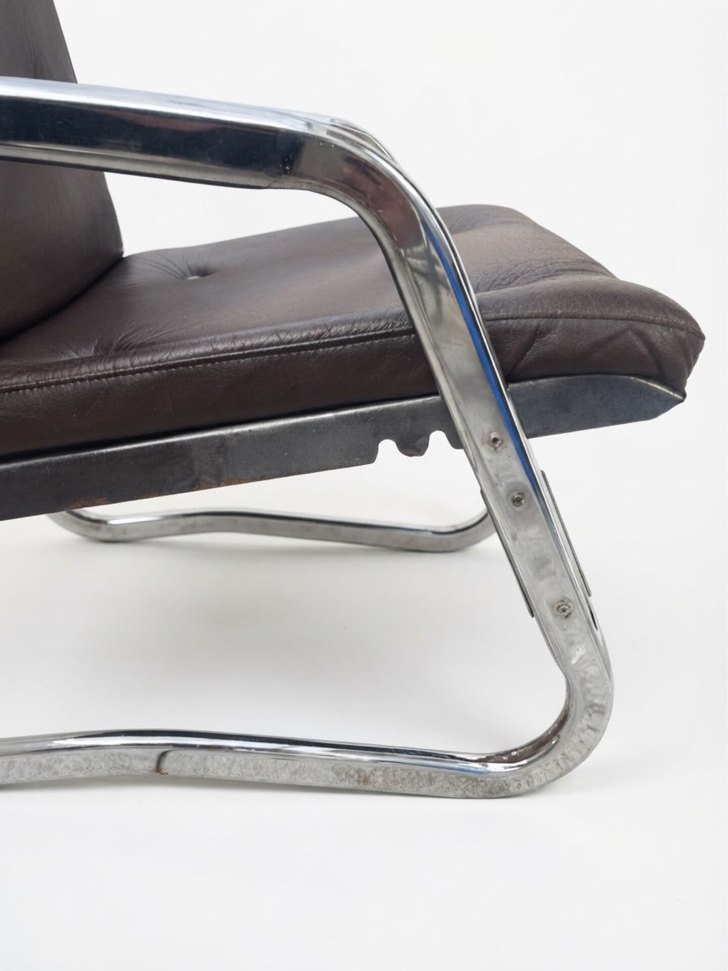 2 cantilever chairs with tubular chrome structure by Pierson of Fra