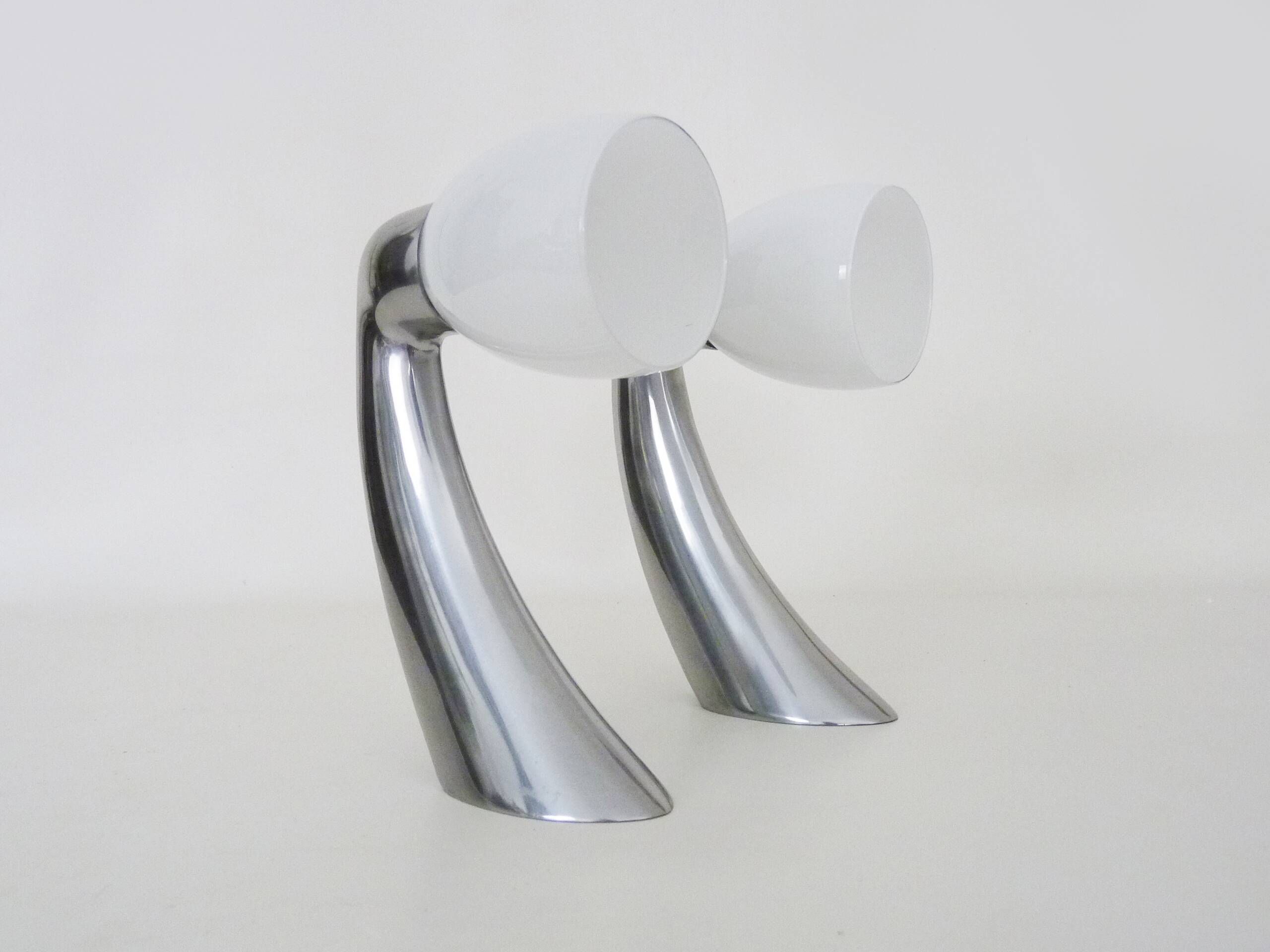 Paire d'appliques en aluminium et verre opalin. Appliques chromées