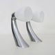 Paire d'appliques en aluminium et verre opalin. Appliques chromées