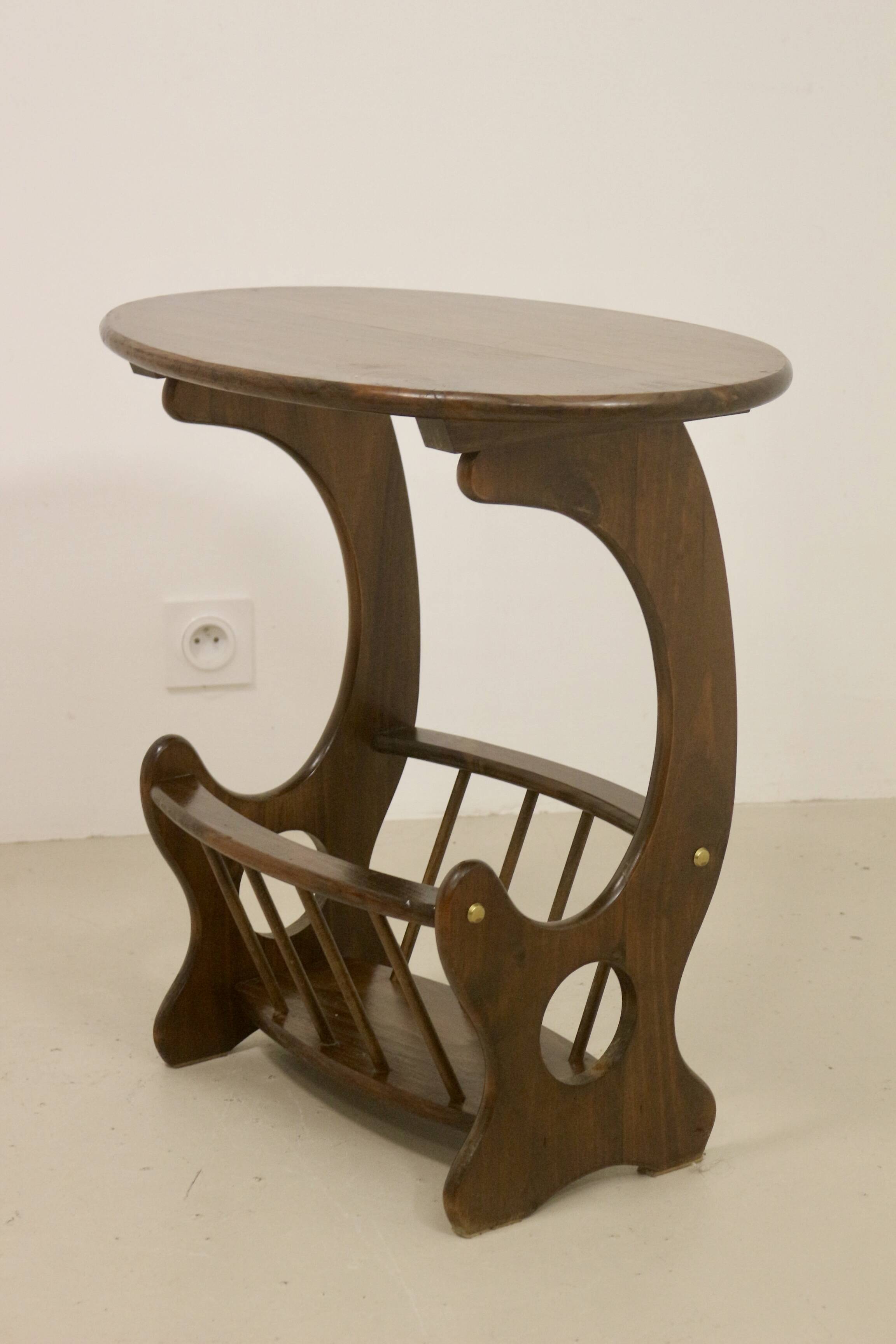 Wooden living room coffee table with magazine storage rack. Ref MIA