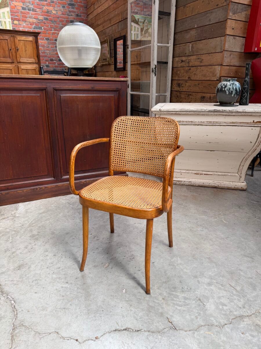 Thonet chair no. 811 in bent wood, design by Josef Hoffman.