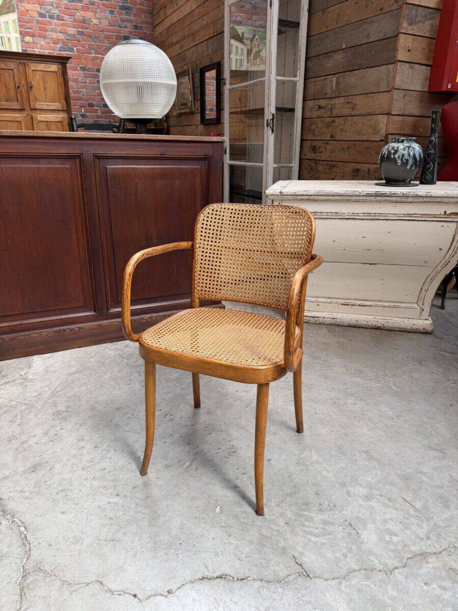 Thonet chair no. 811 in bent wood, design by Josef Hoffman.