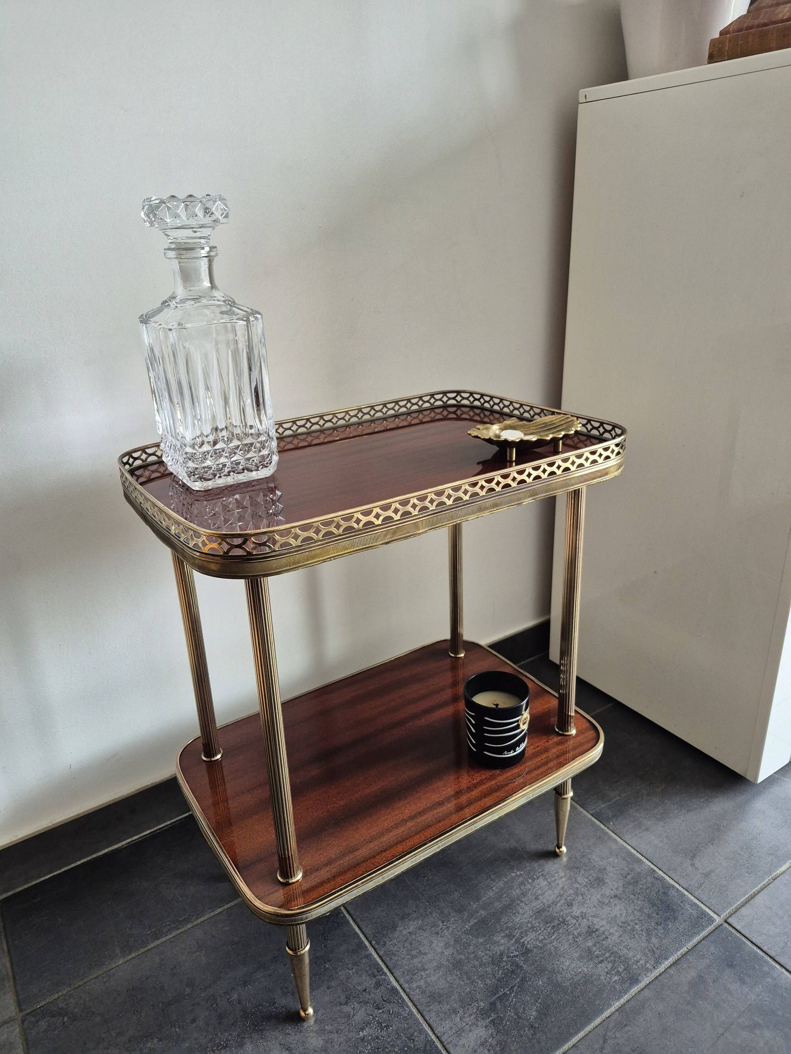 Desserte / Petite table d'appoint plaquage acajou et laiton mid century
