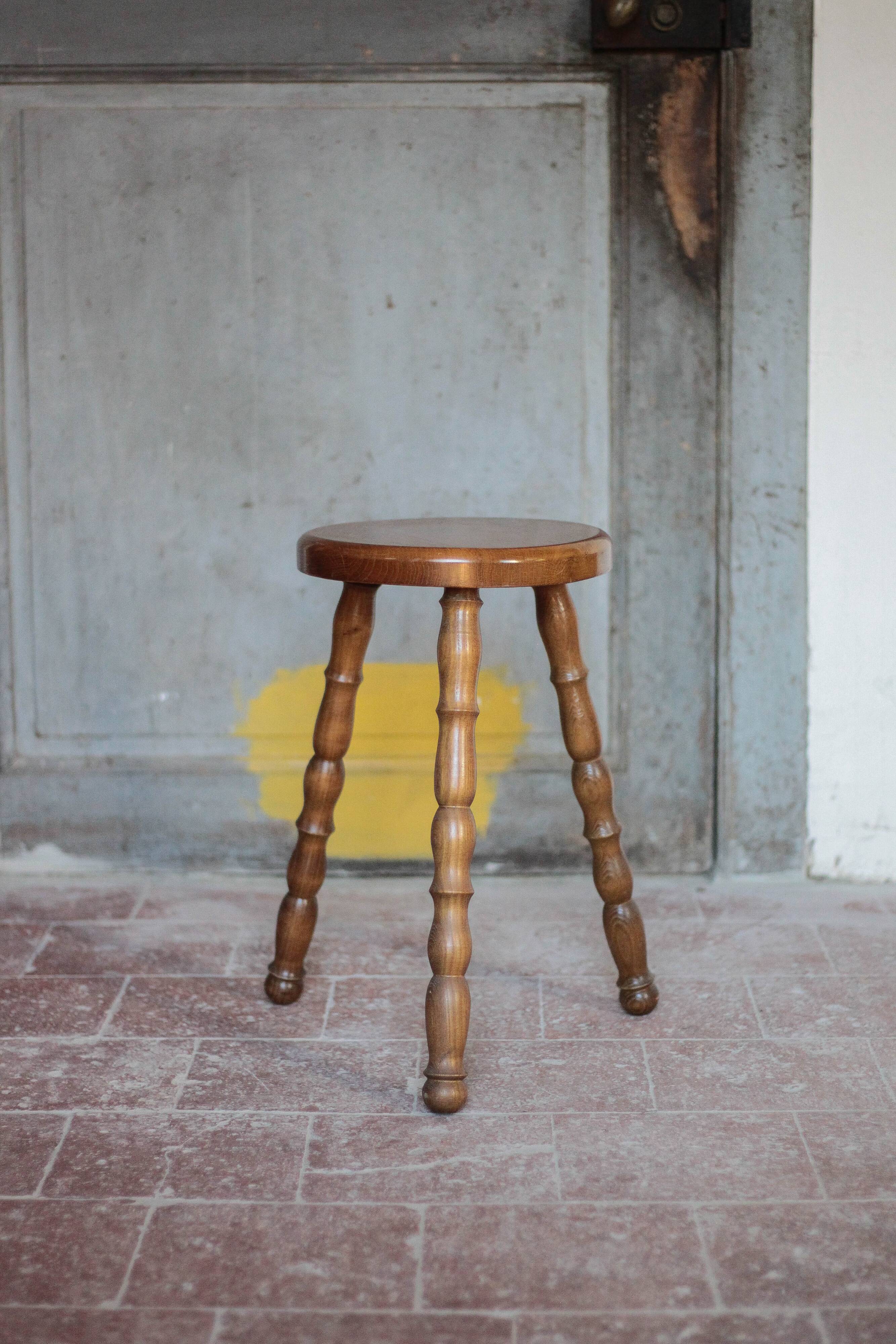 Tabouret tripode en bois