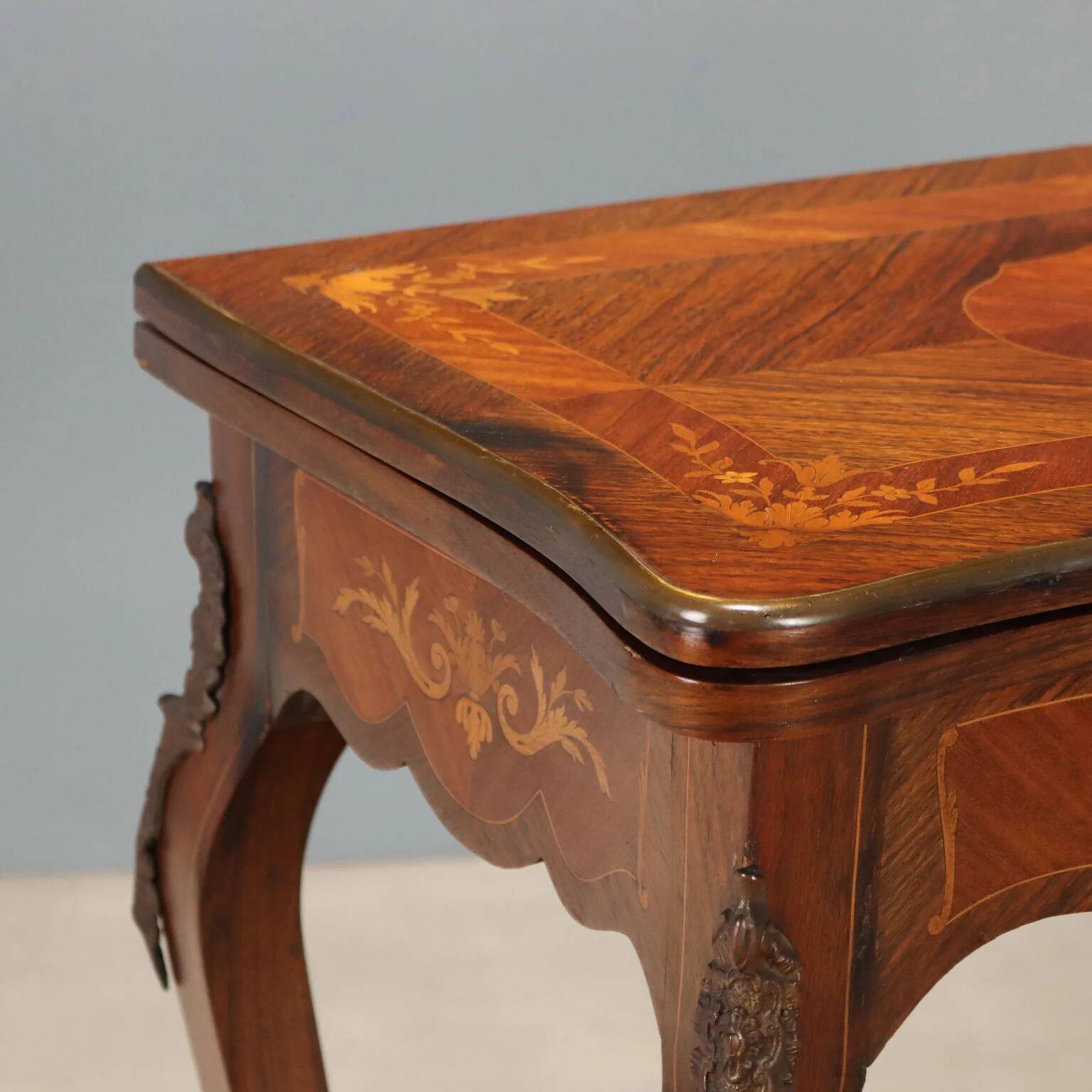 Game table in Indian rosewood and mahogany