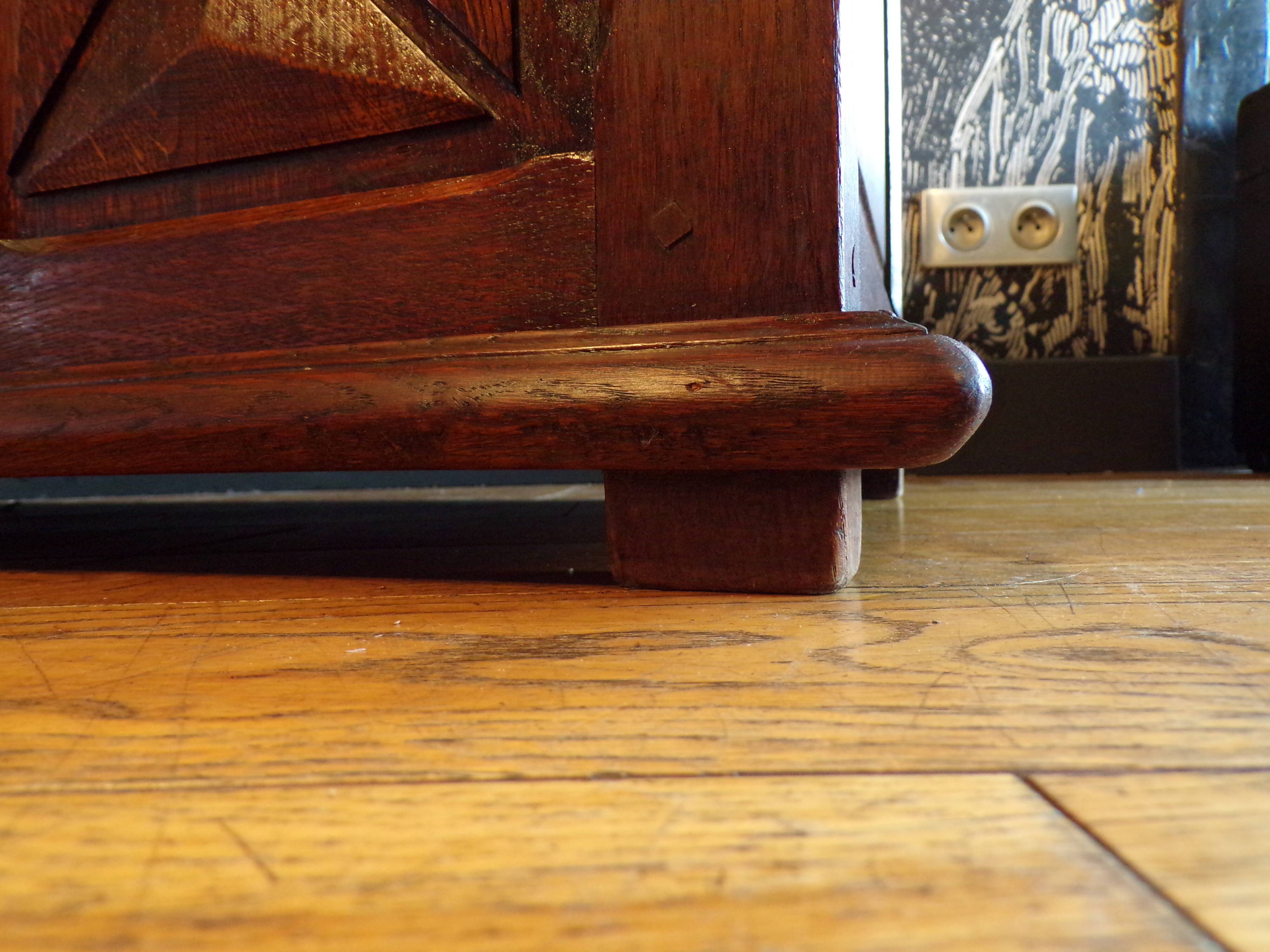 Neo-Basque style chest