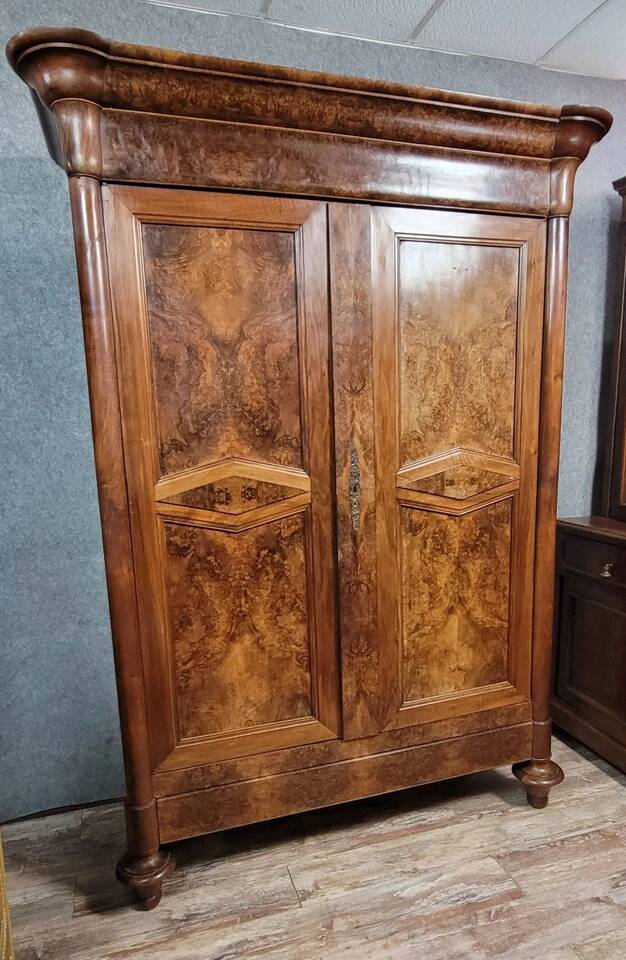 Louis Philippe period Burgundy armoire in walnut and burl wood circa 1830