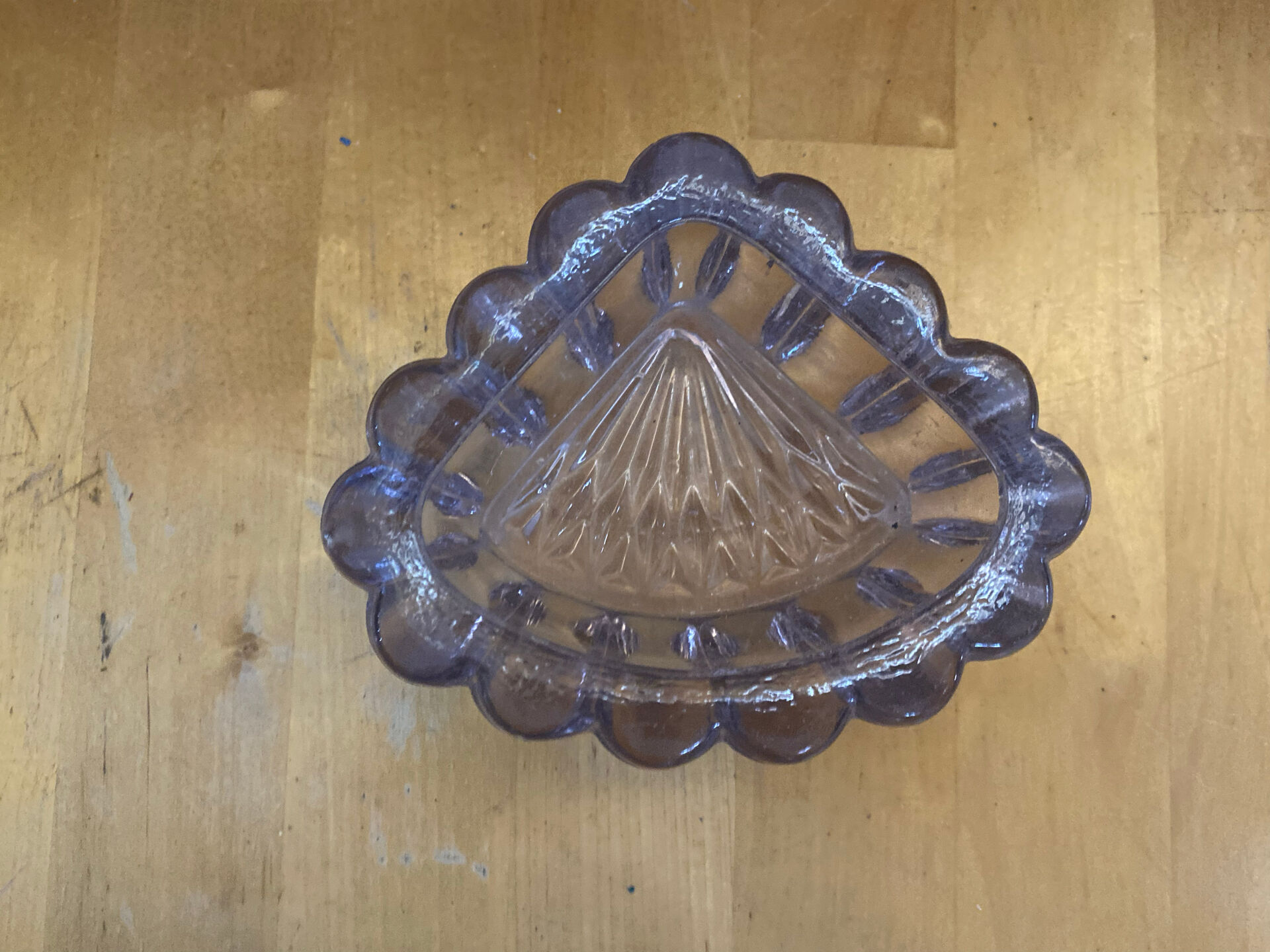 Vide poche ancien en verre moulé rose
