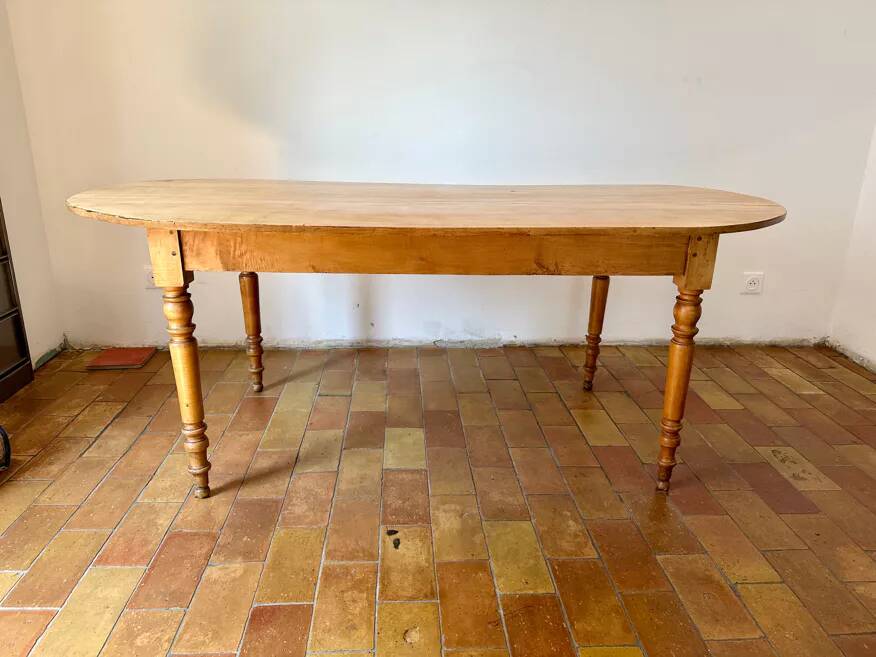 Oval farmhouse table