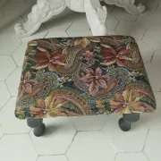 Petit ottoman repose-pied tapisserie vintage.
