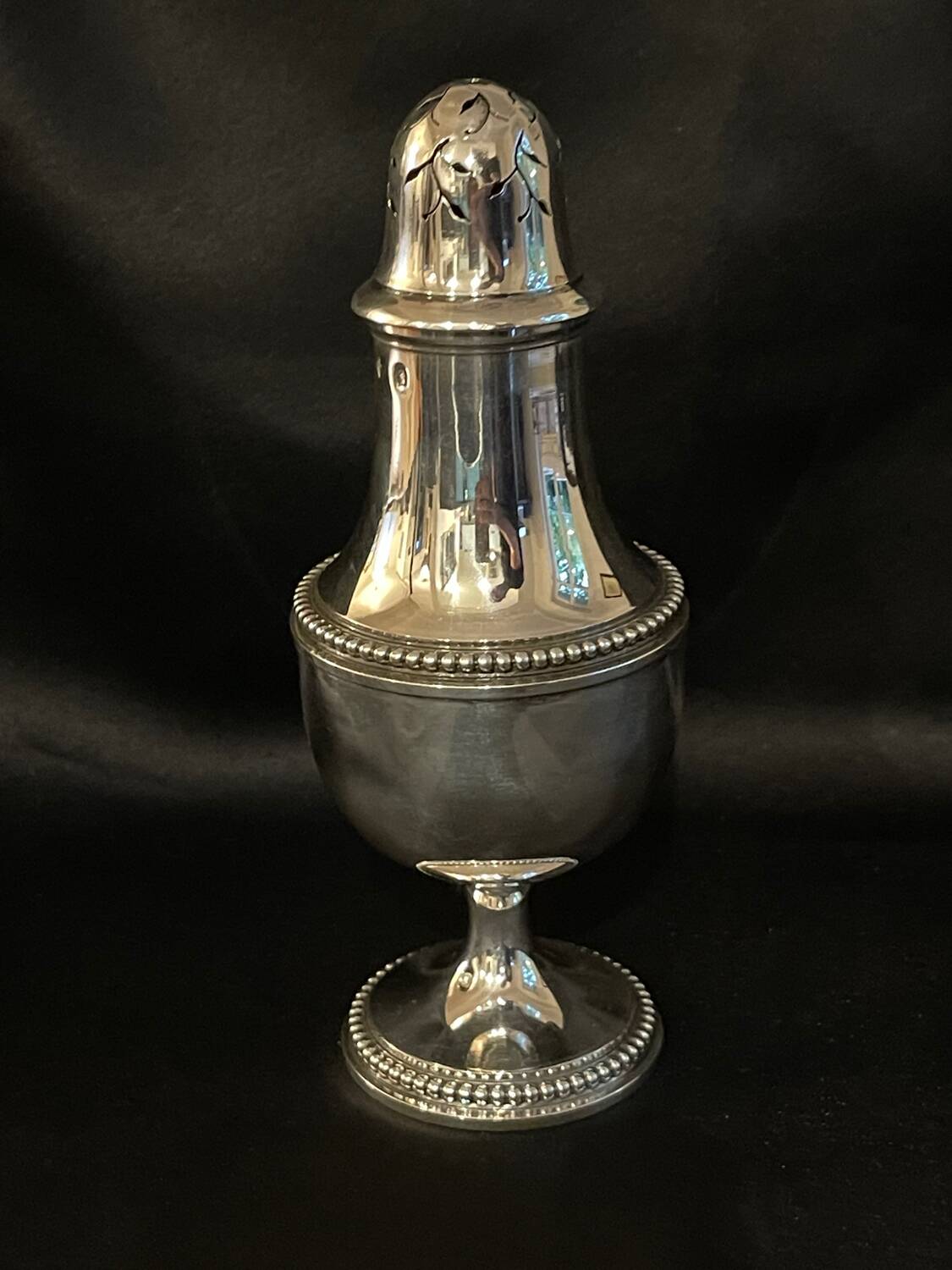Solid silver sprinkler, neck brace hallmark, very good condition