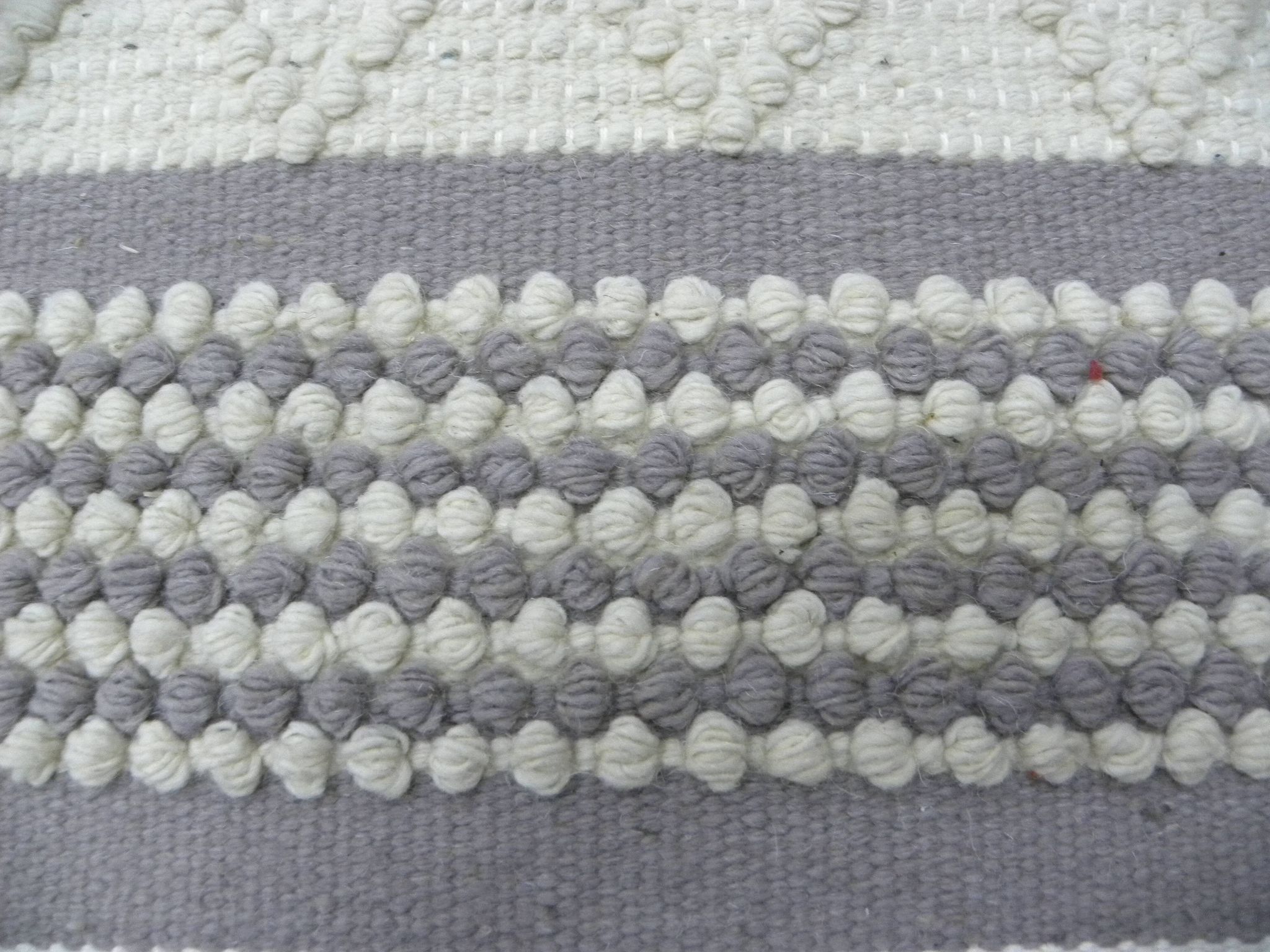 Handmade artisanal rug in Wool – Modern and natural design in Beige Ecru