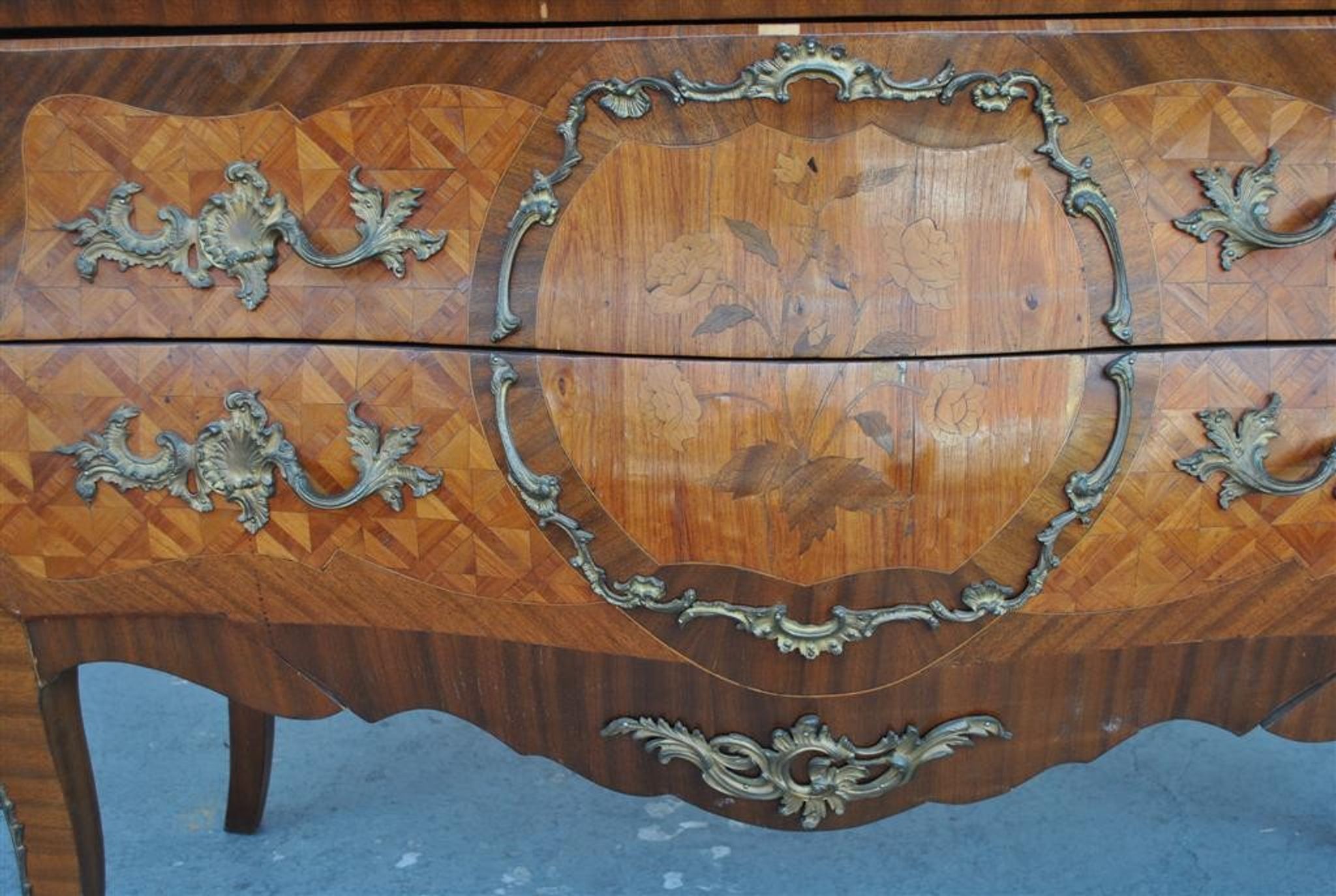 Commode de style Louis XV marbre brèche bronze doré XIXème