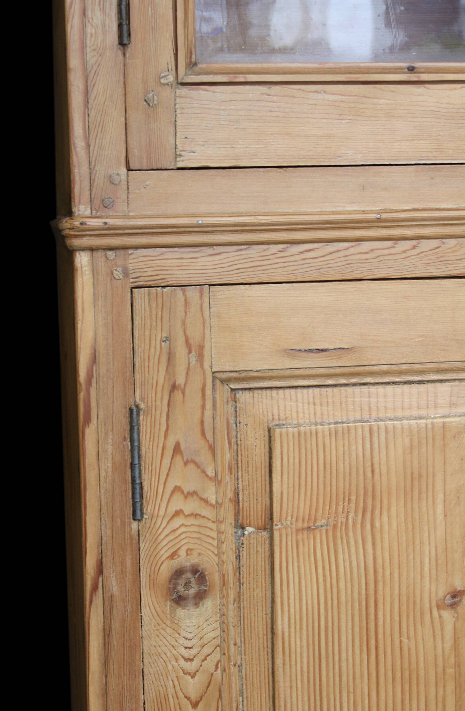 Beautiful patinated pine bookcase (circa 1900).
