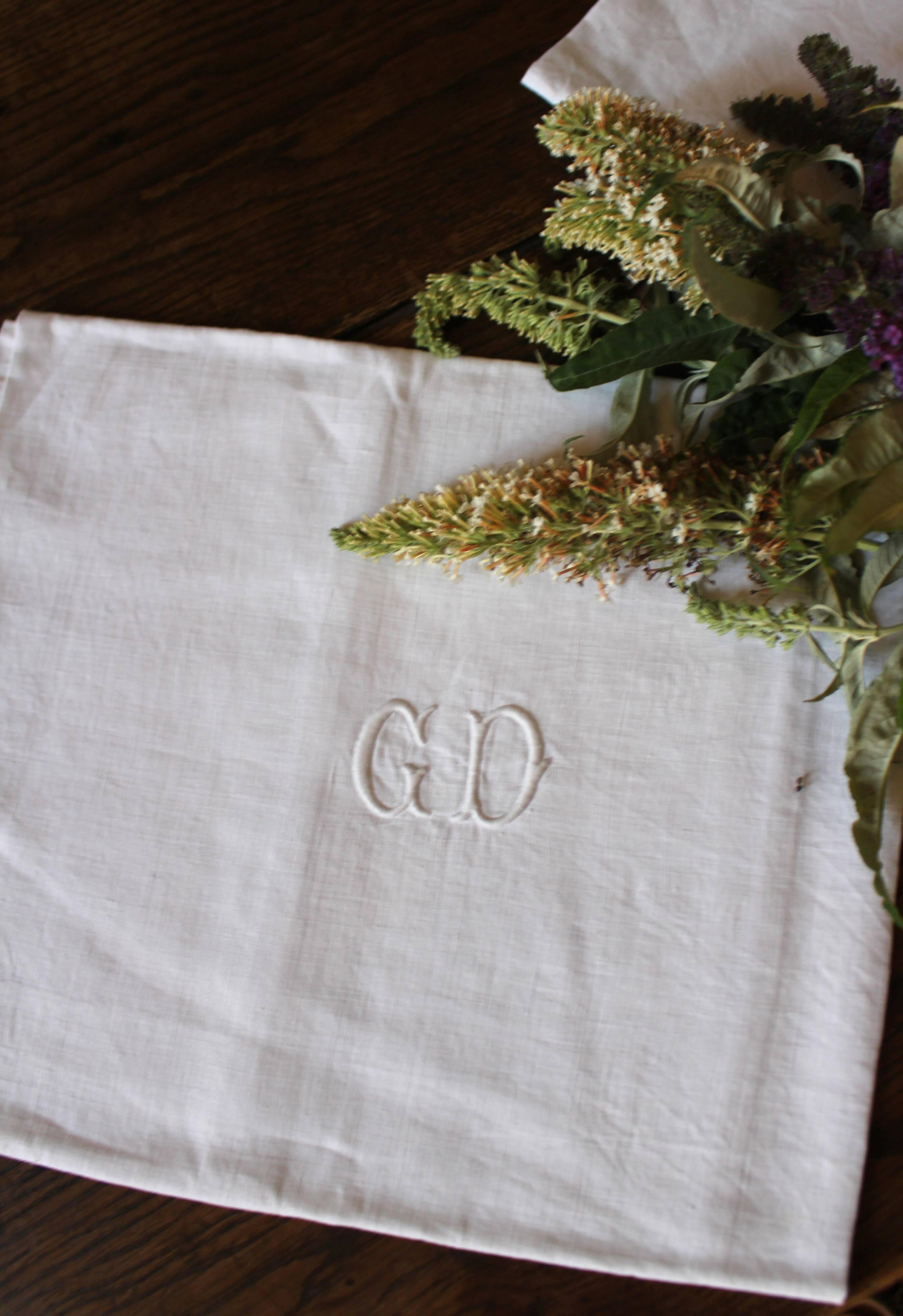 Un Lot de 2 serviettes de table lin blanc monogrammes G D