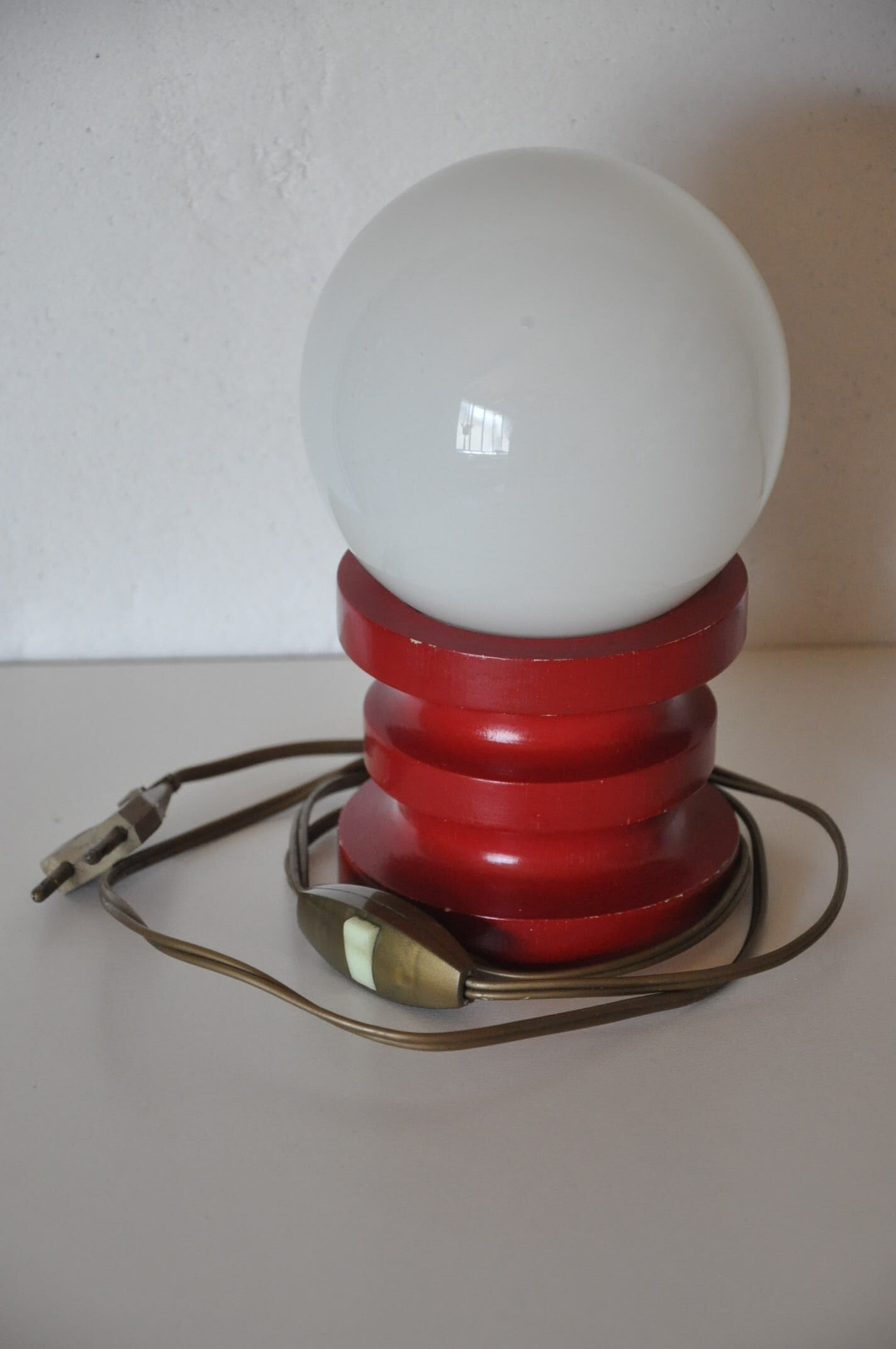 Lampe bois laqué et opaline vintage