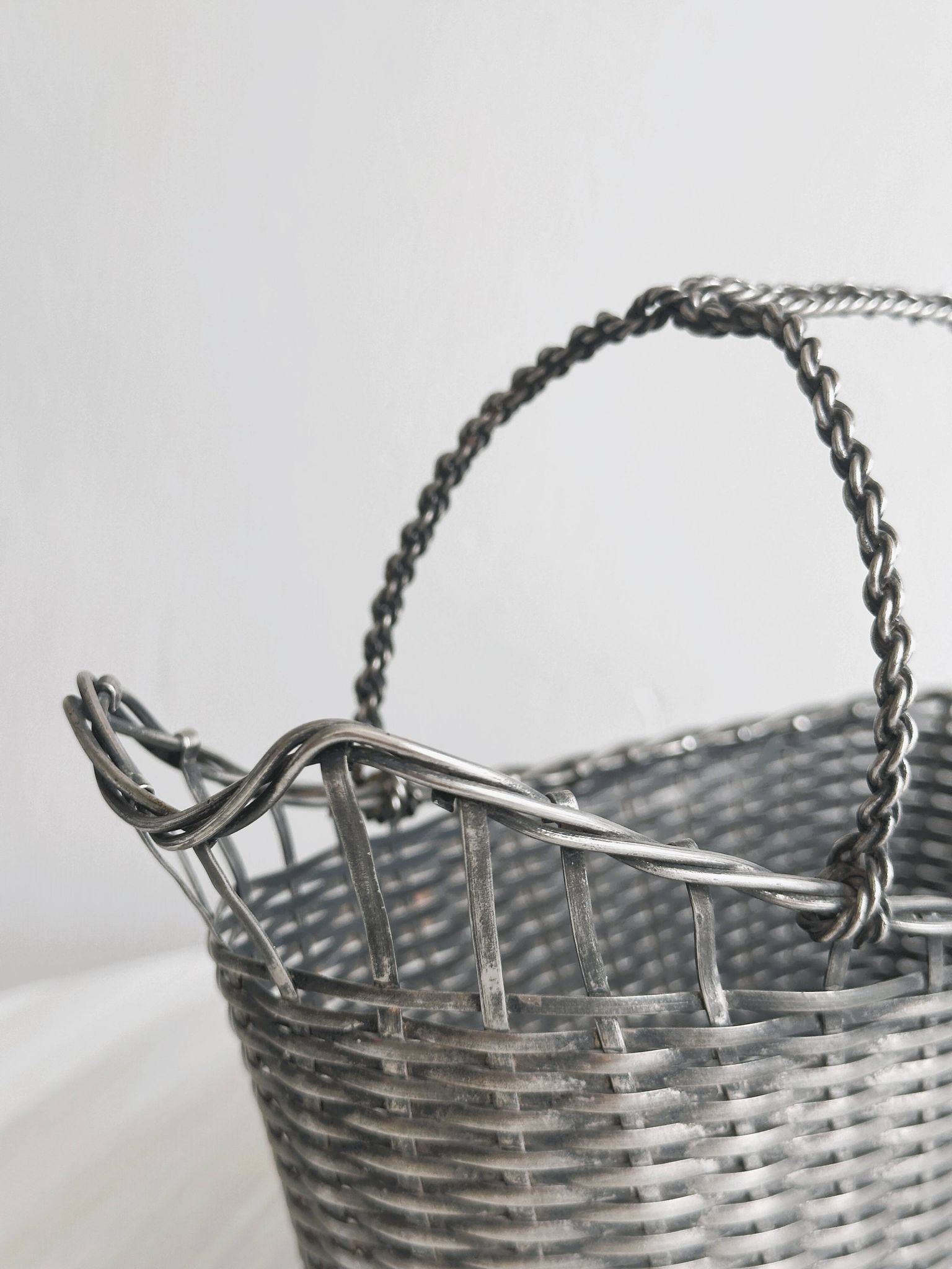 Panier à vin en métal tressé