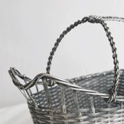 Panier à vin en métal tressé