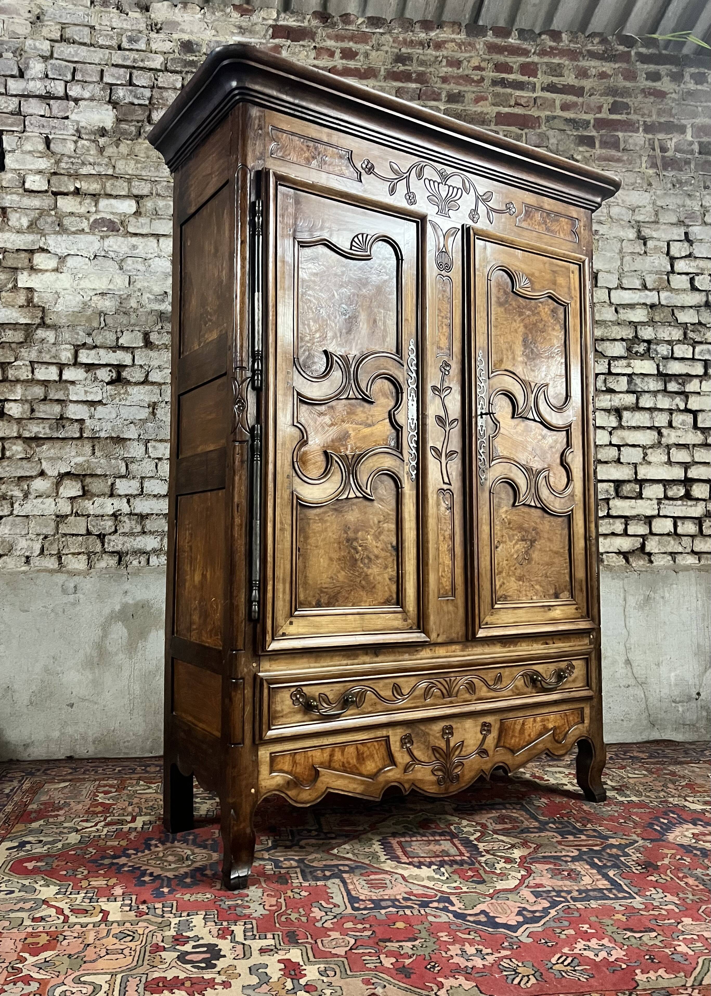 Wardrobe in walnut and burr walnut from louis xv xviii eme century