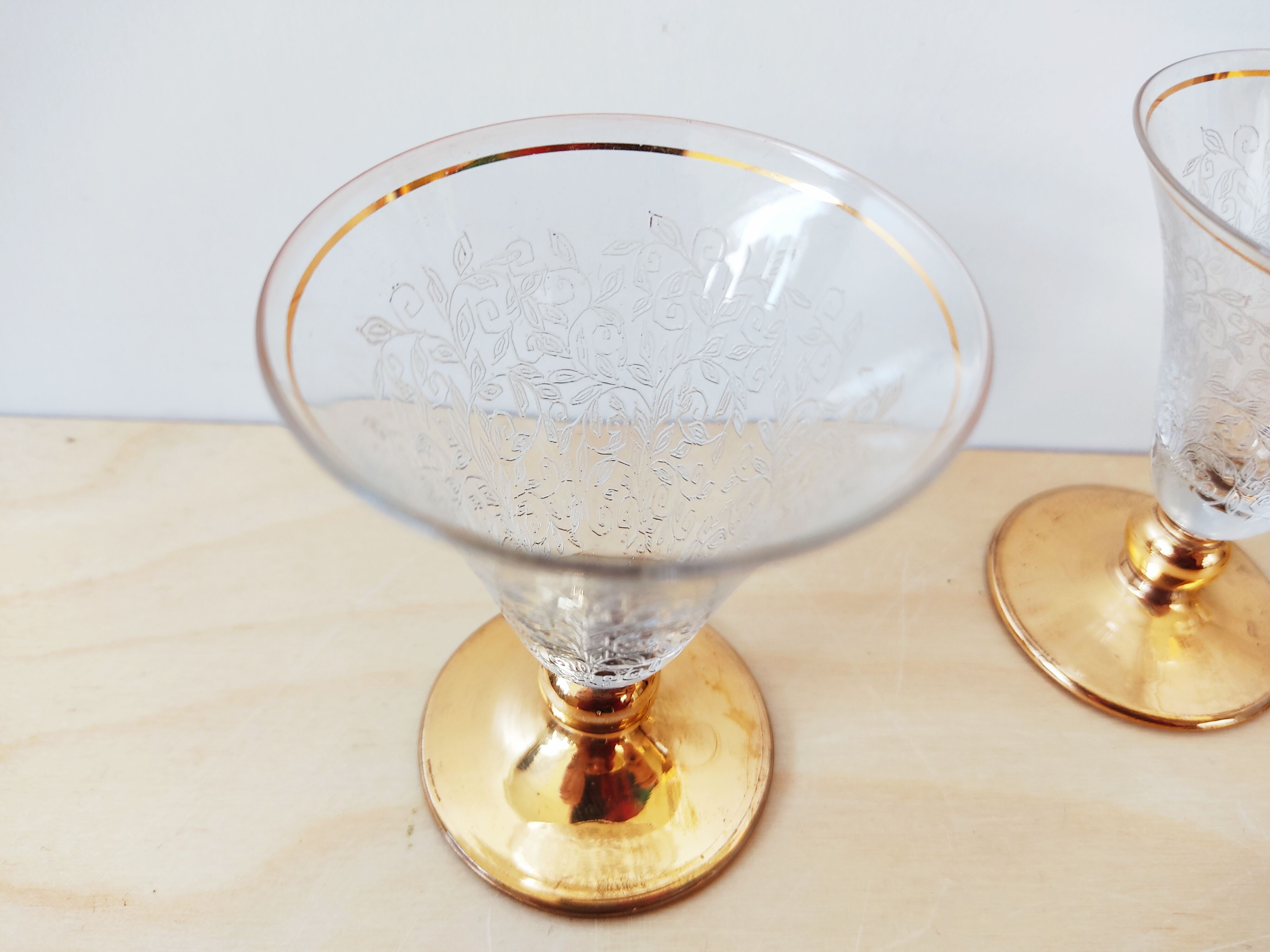 Set of 4 glasses engraved with golden foot