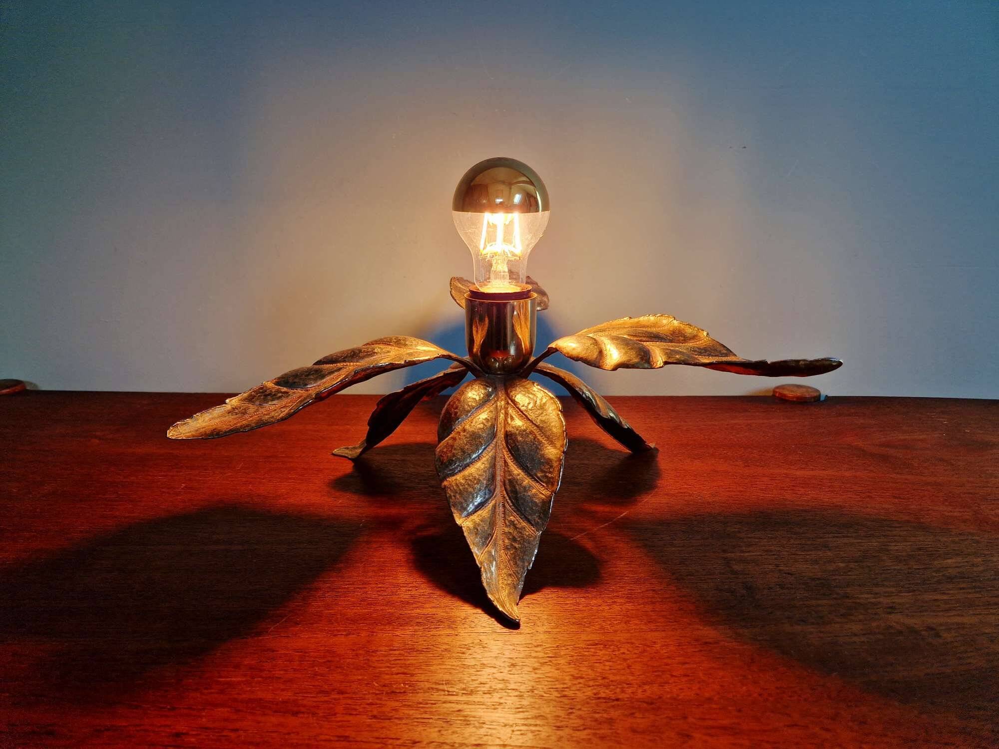 Floral table lamp in brass, design by Willy Daro, Massive, 1970.