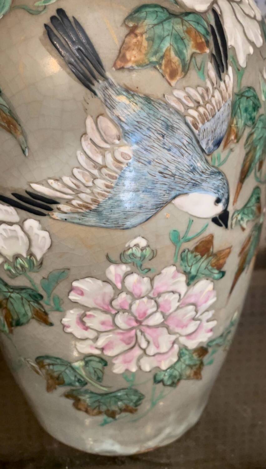 Antique Japanese vase in ceramic with floral and bird decoration, 19th century.