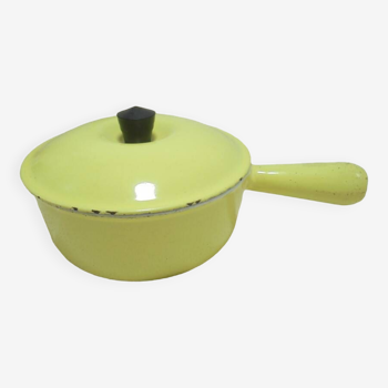 Enamelled cast iron skillet