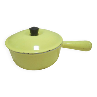 Enamelled cast iron skillet