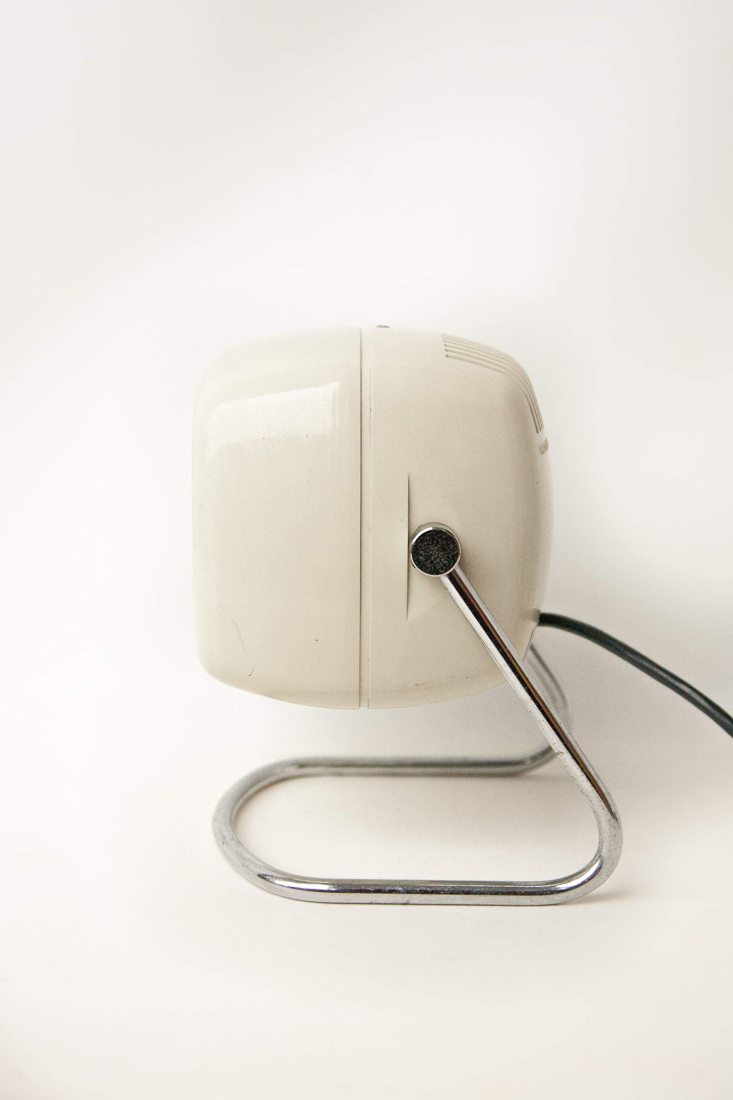 Vintage lay lamp by Harvey Guzzini for Harvey Luce, made in Italy, white metal lamp, space age, 60's