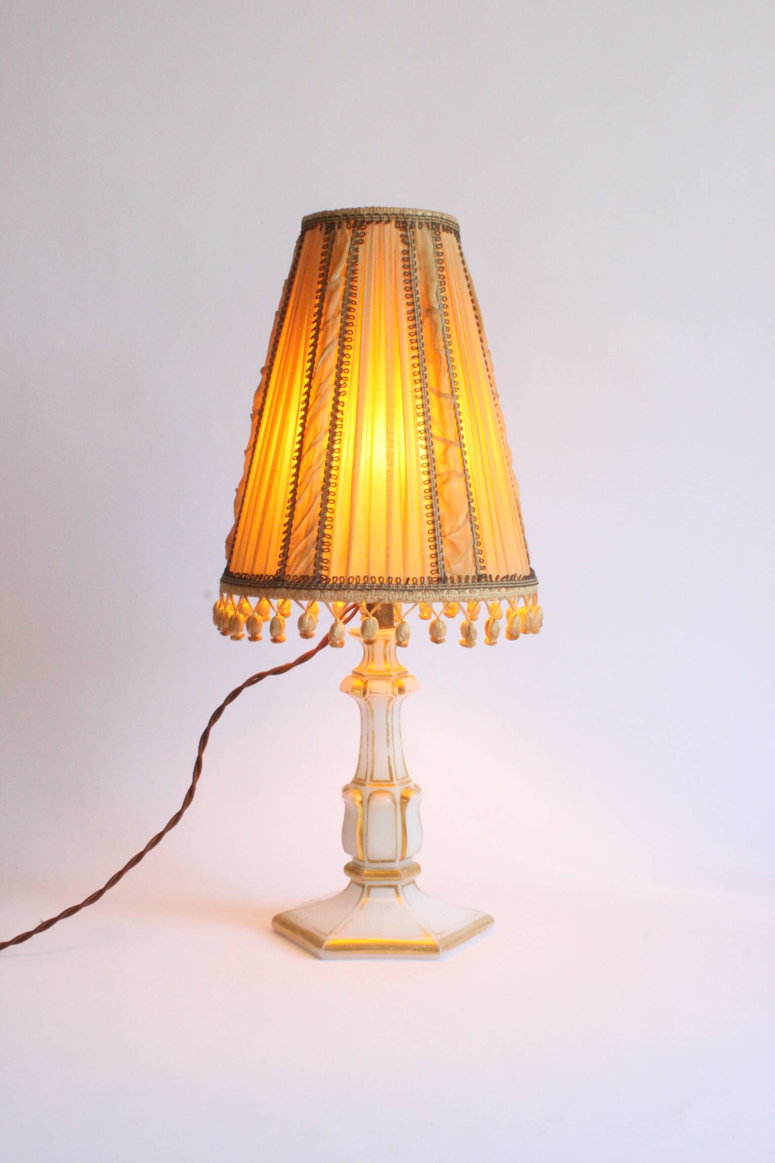 Lampe de table en verre doré opalin, années 1920