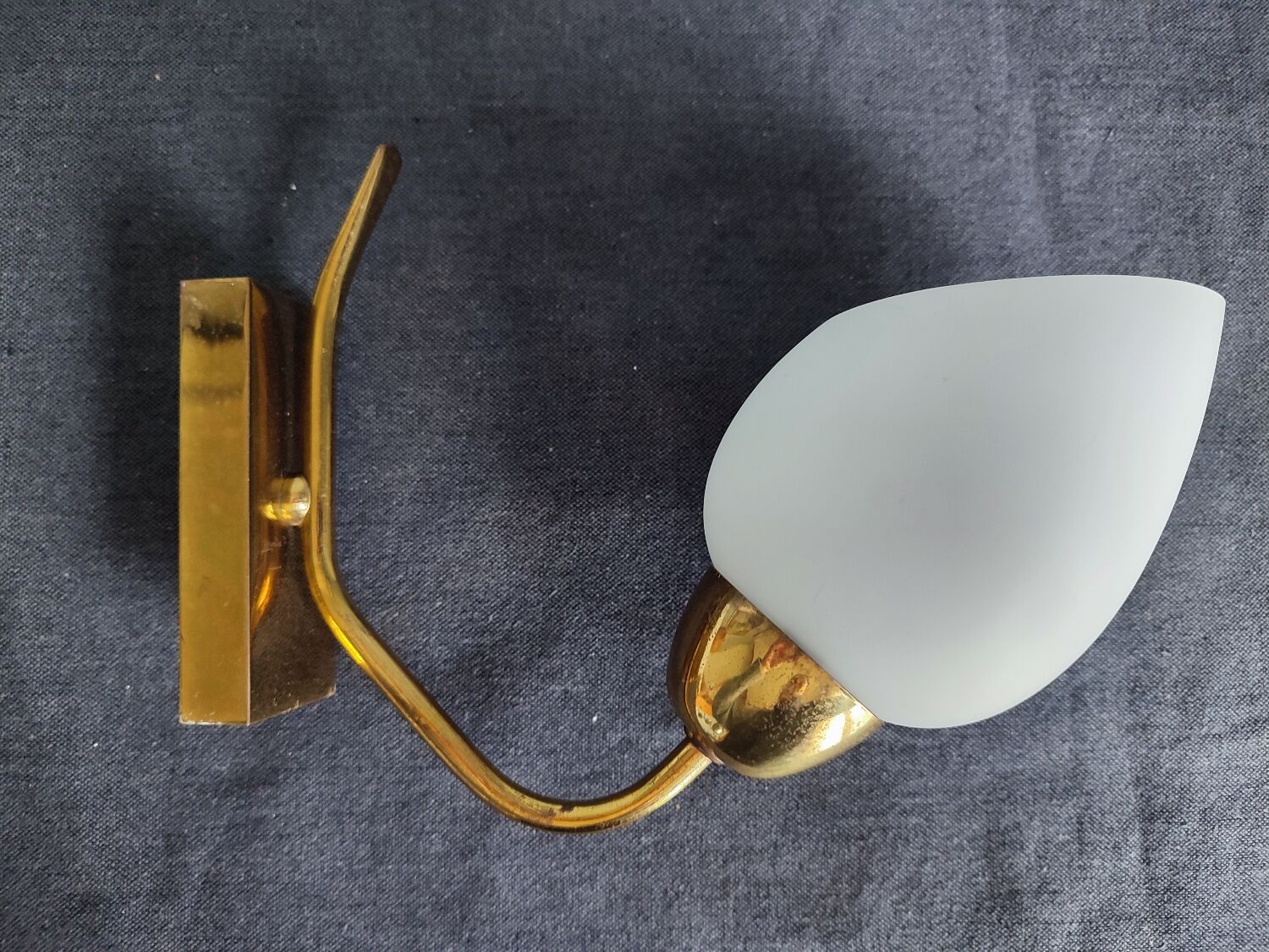 Wall lamp in brass and vintage opaline