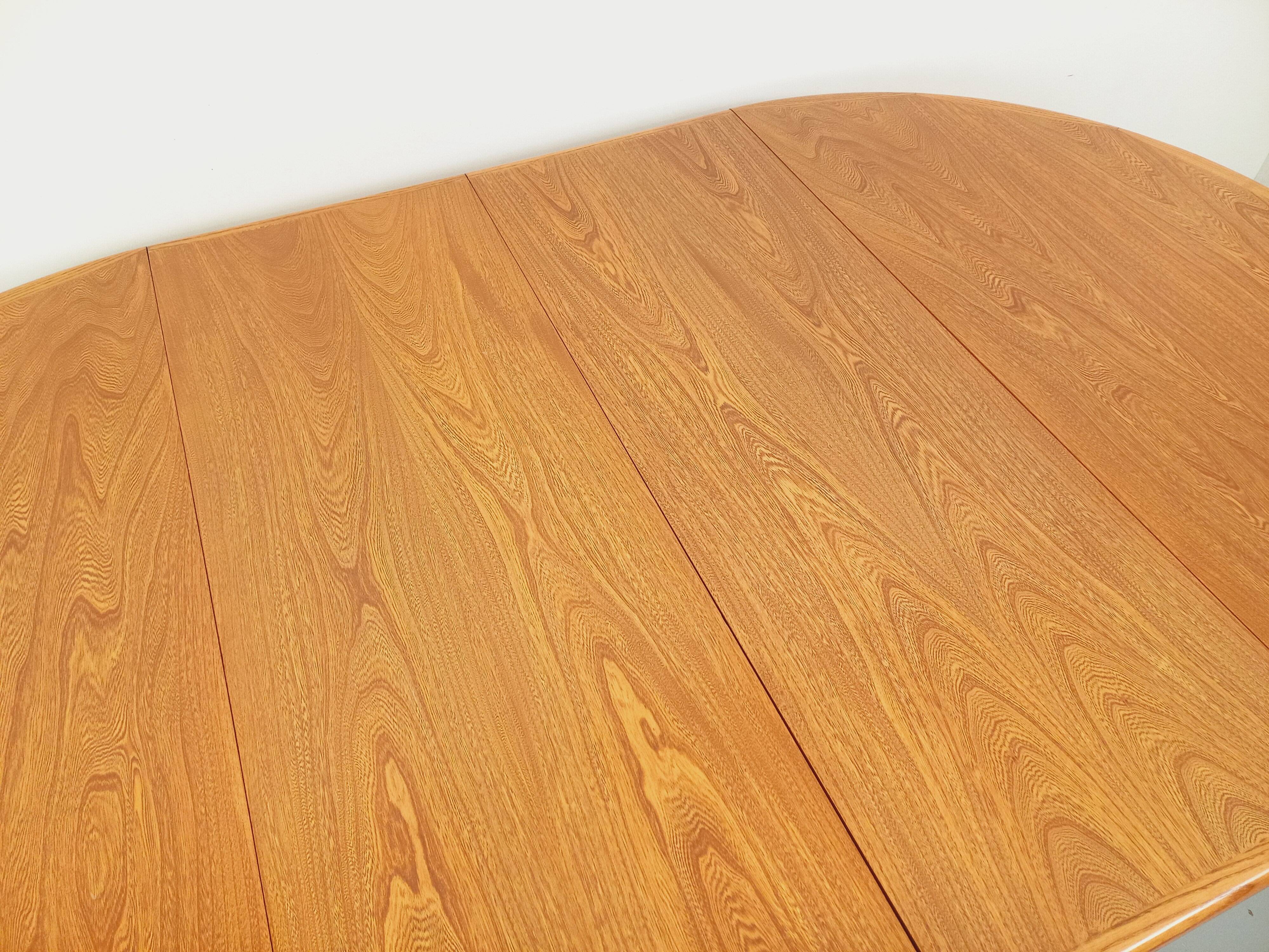 Vintage round dining table in Scandinavian style from the 60s and 70s in elm.