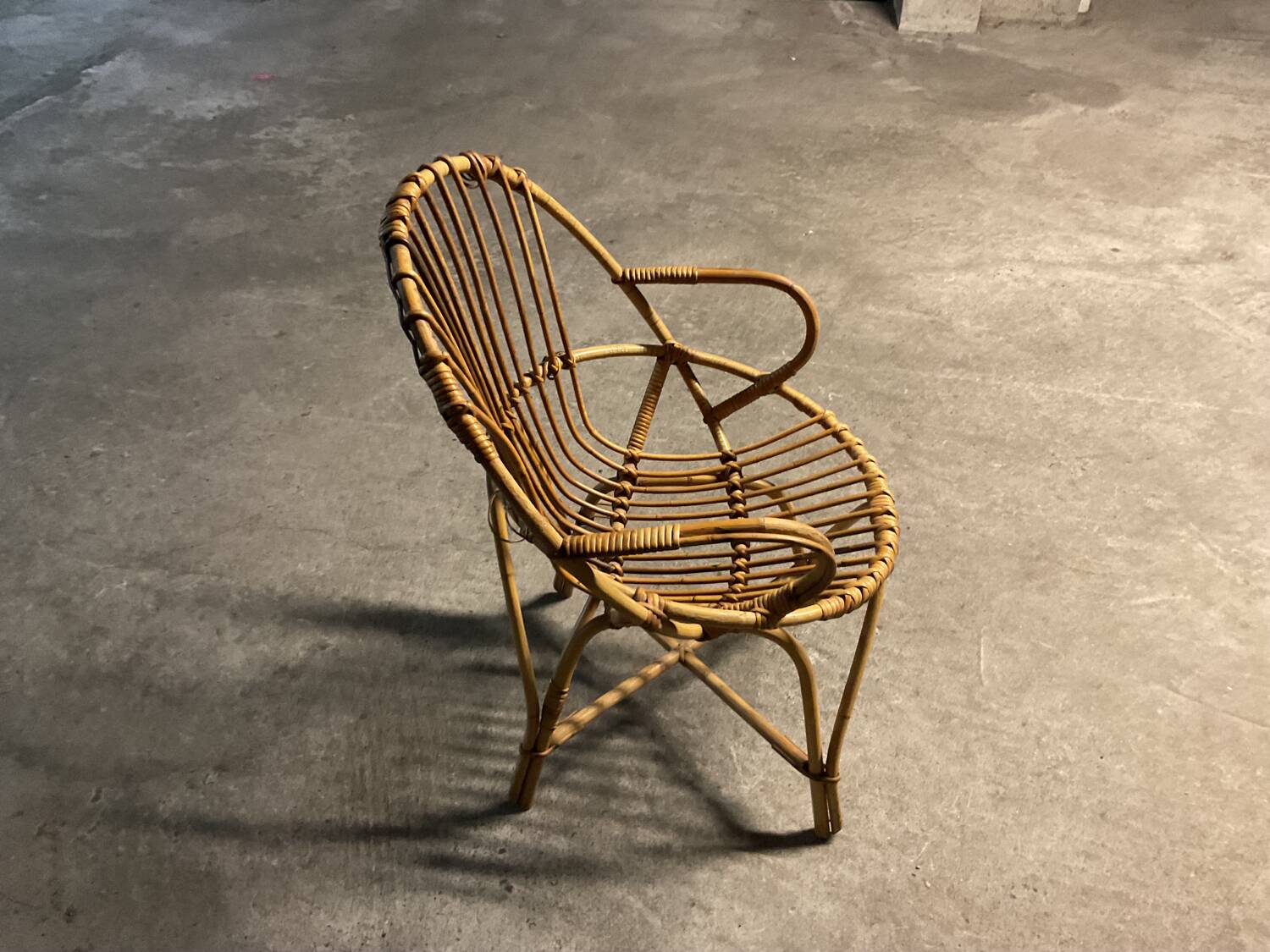 Wicker and rattan shell chair from the 1960s/70s, in very good condition.