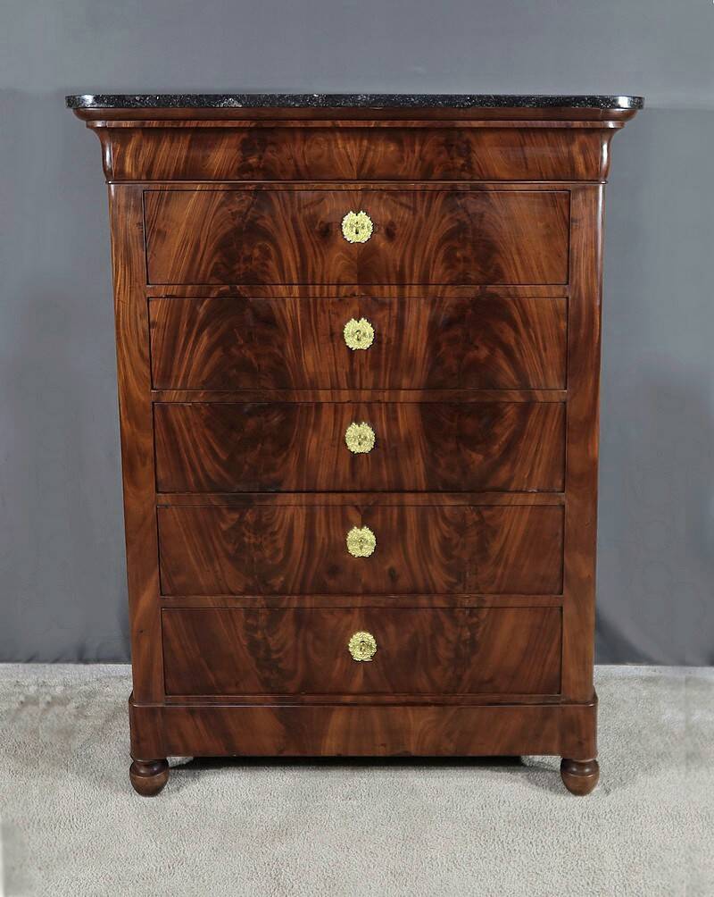 Mahogany burl chest of drawers, Restoration period – Early 19th century